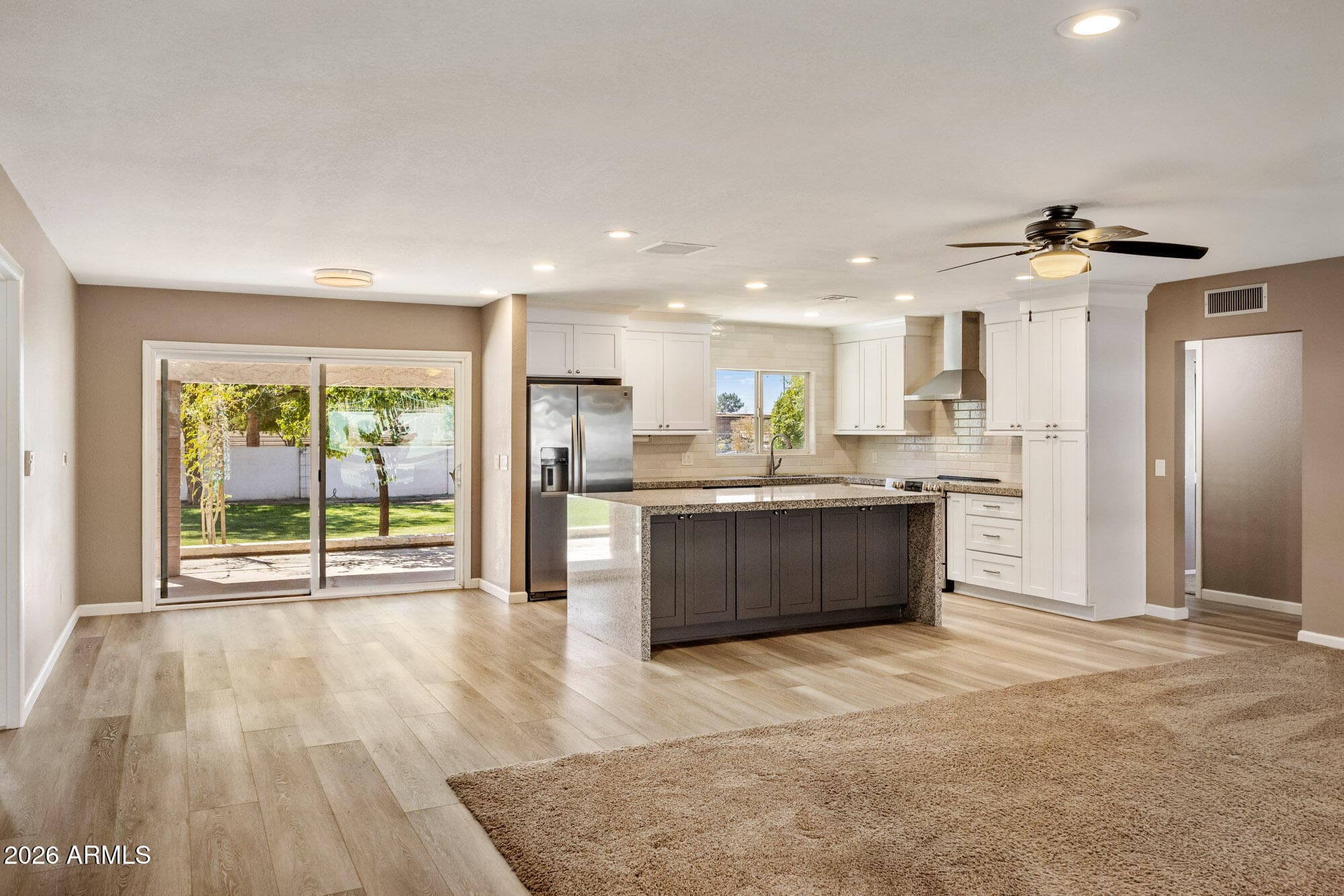 2035 W Waltann Ln — photo 2