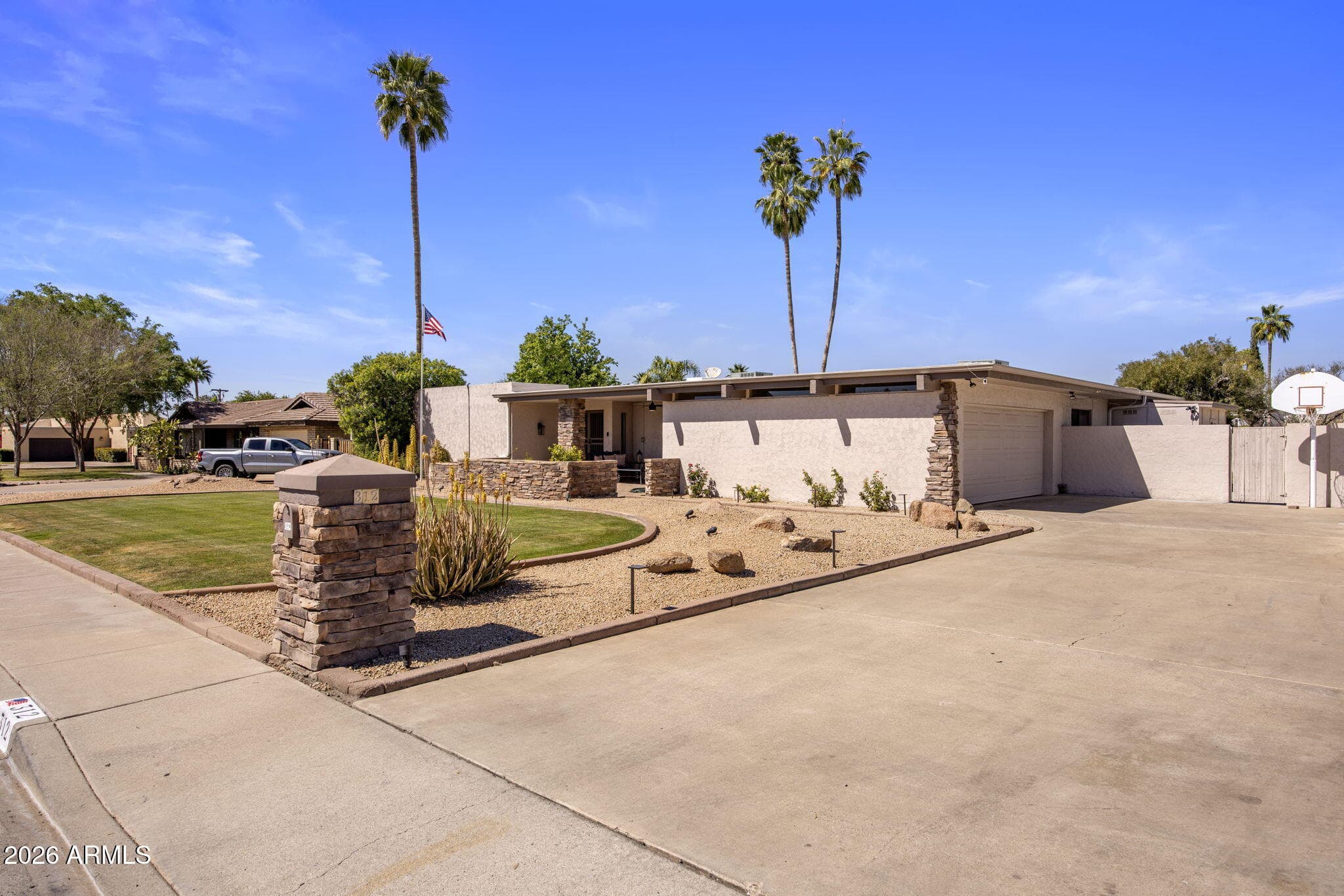 312 E Brook Hollow Dr — photo 2