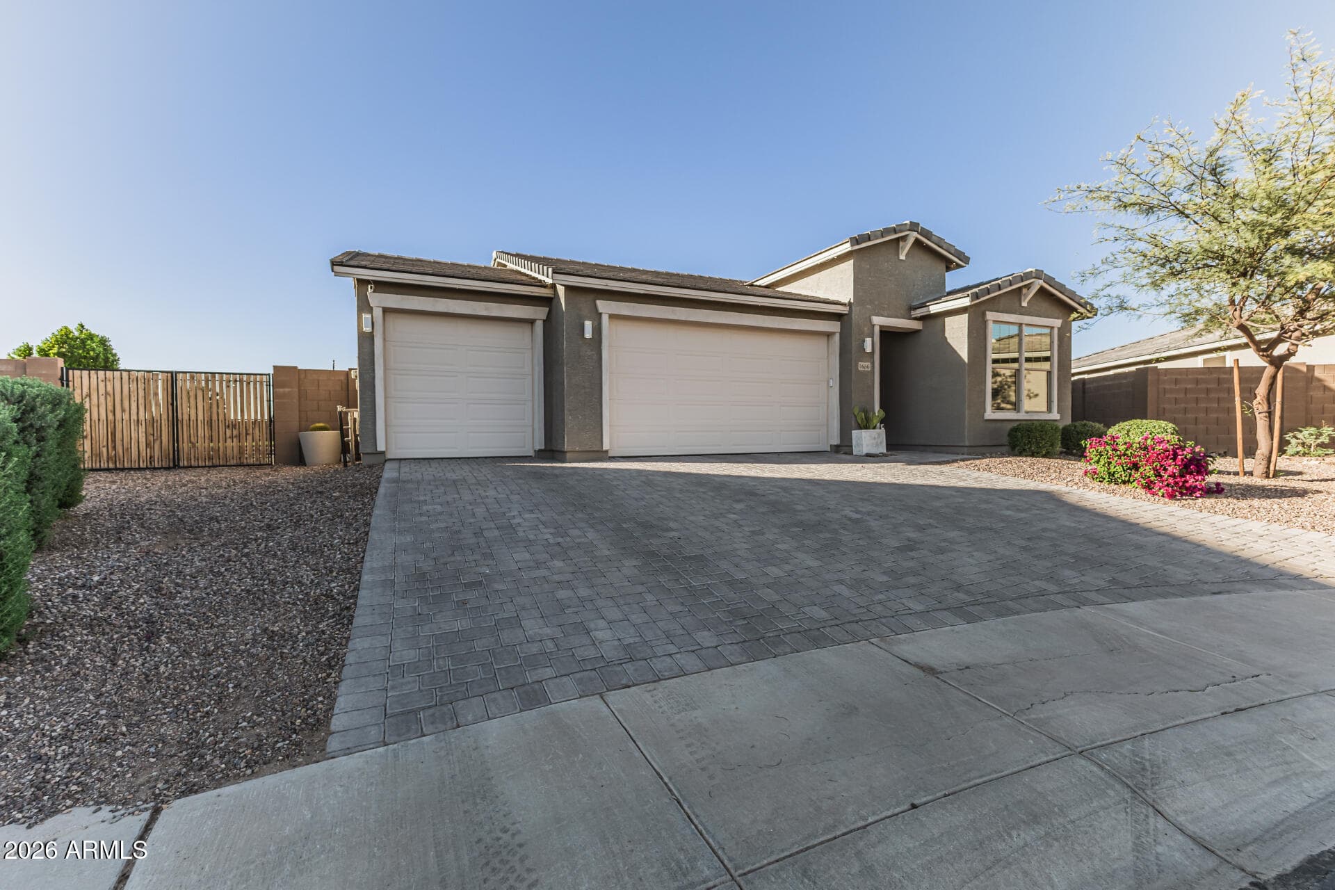 1656 E Joelle Dr — photo 2
