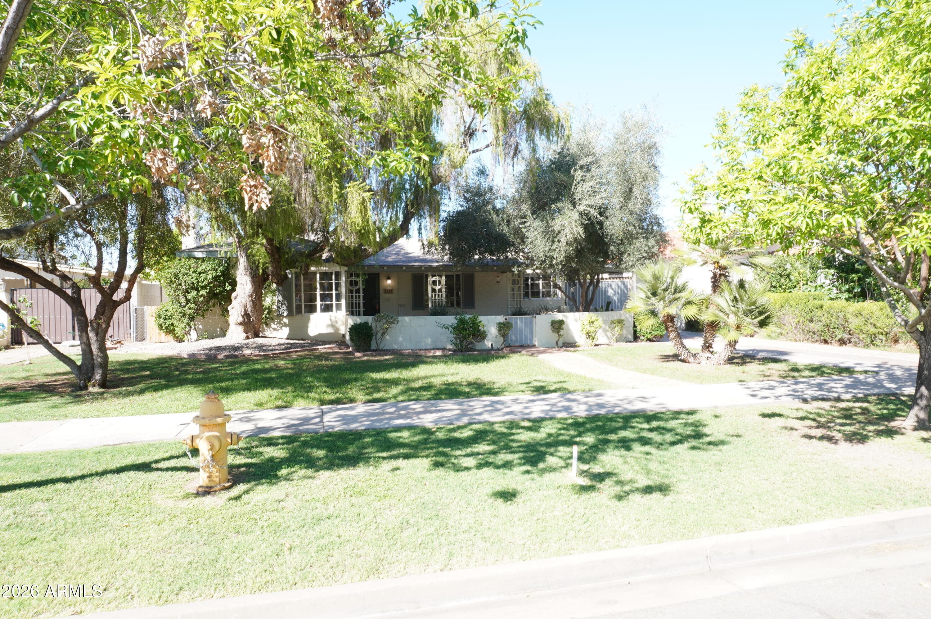 1526 W Wilshire Dr — photo 2