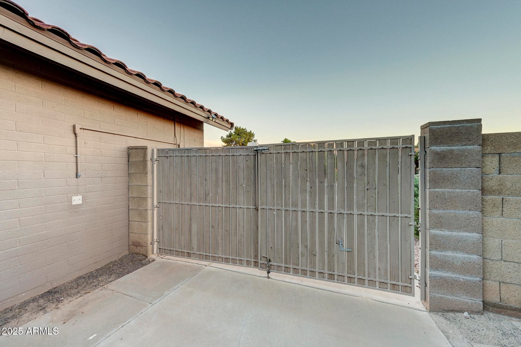 938 E Knight Ln — photo 58