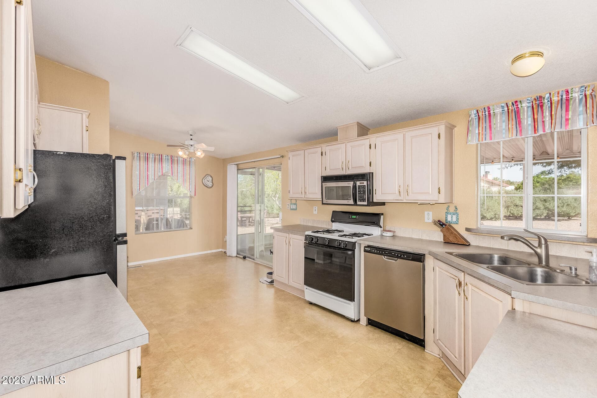8230 E Coralbell Circle — photo 2