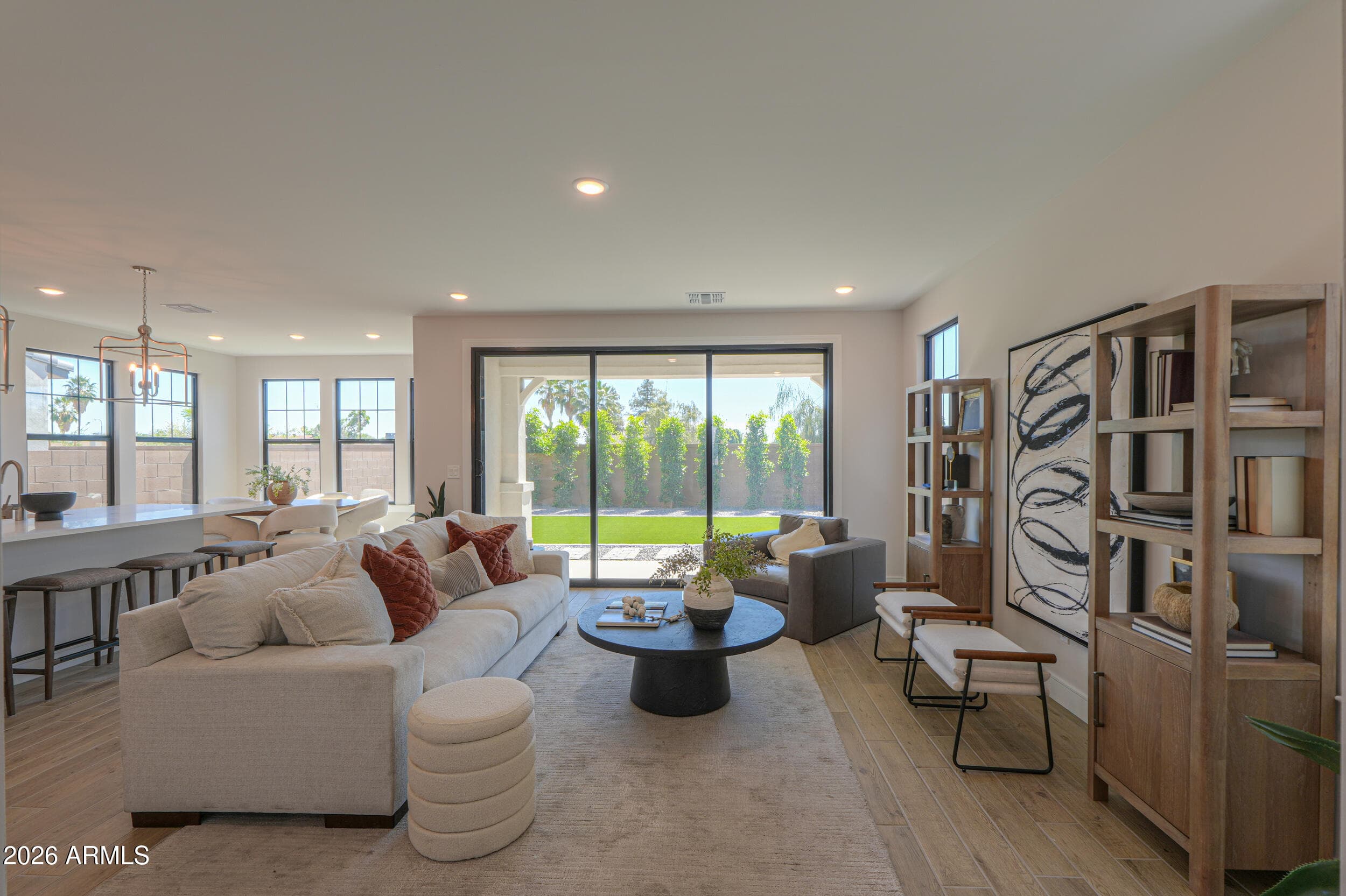 2431 W Los Arboles Pl — photo 2