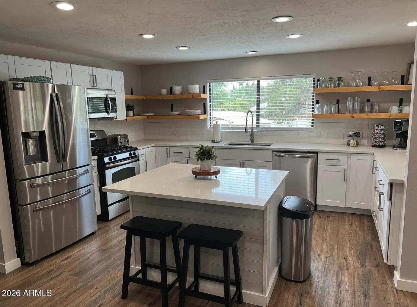 209 W Estate Ln — photo 1