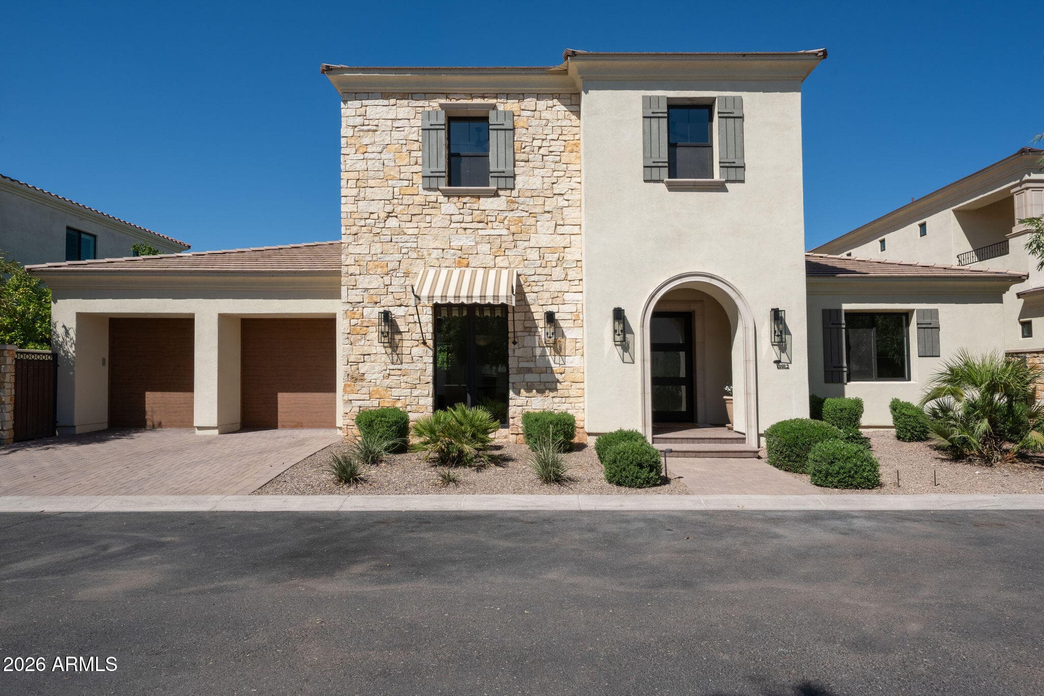 3912 E Crittenden Ln — photo 1