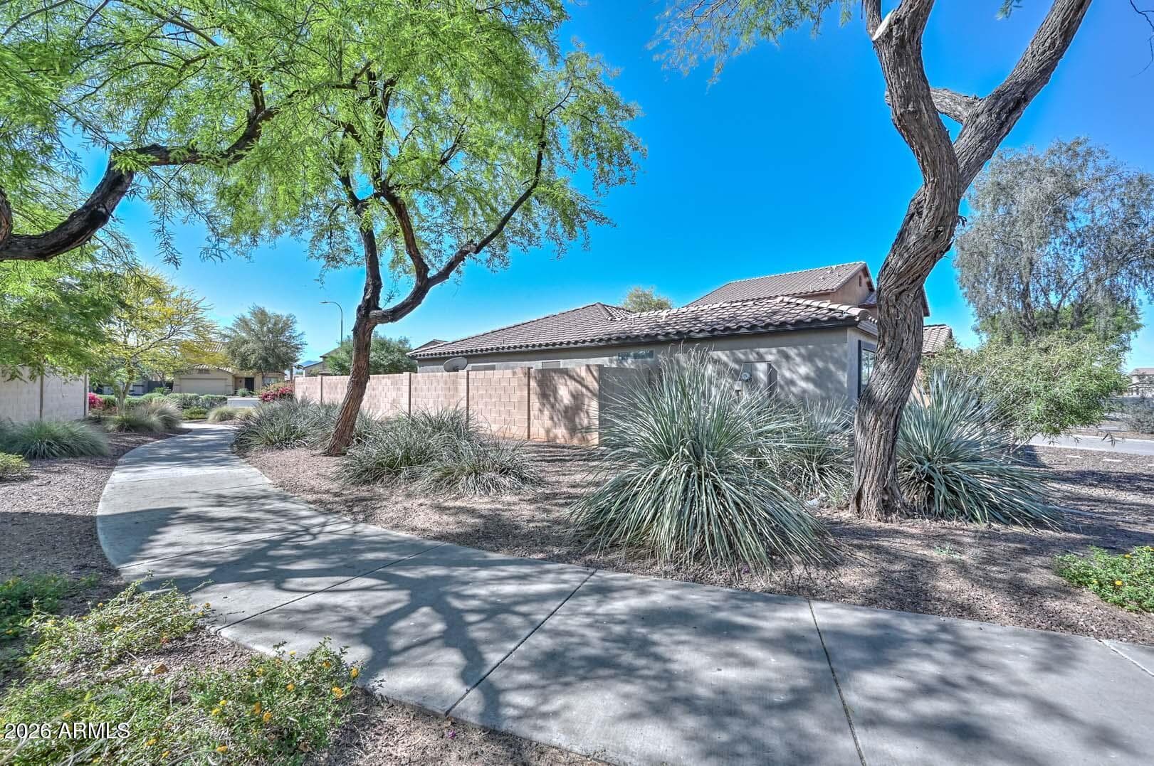 11779 W Mohave St — photo 2