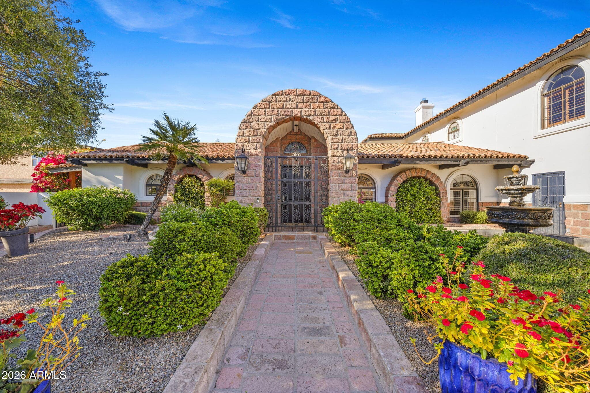 320 W Bethany Home Rd — photo 2