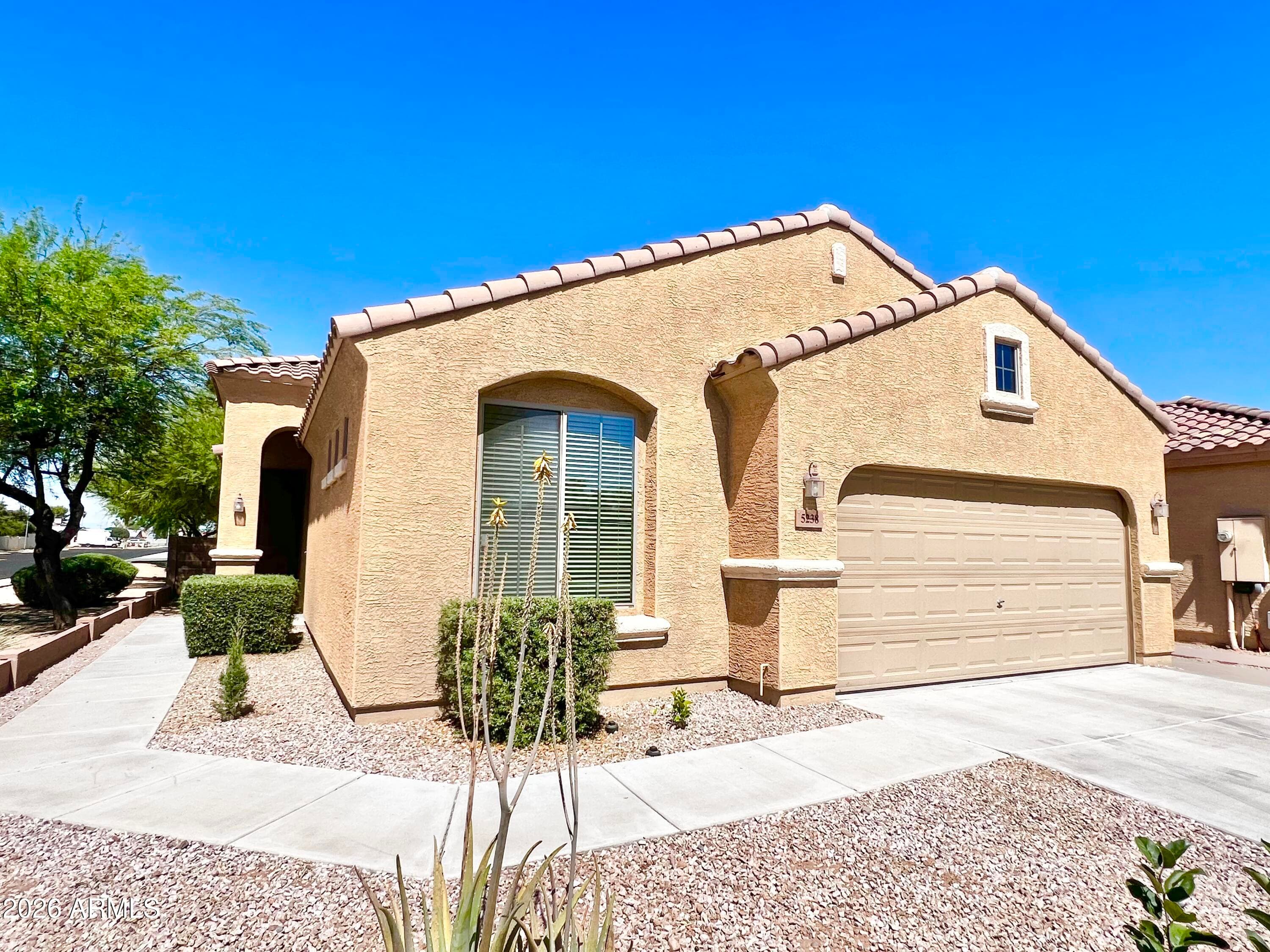 5238 W Cochise Dr — photo 2