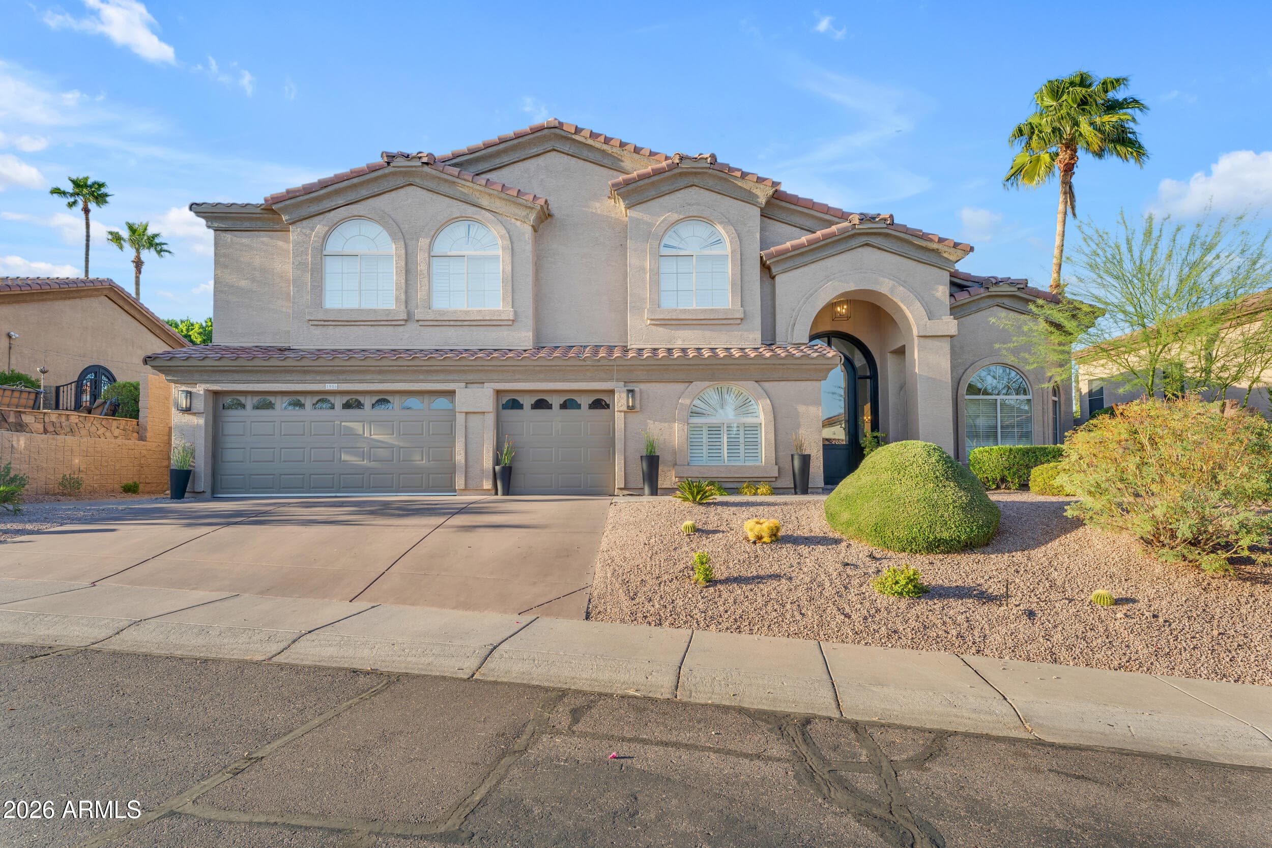 1916 E Claire Dr — photo 1