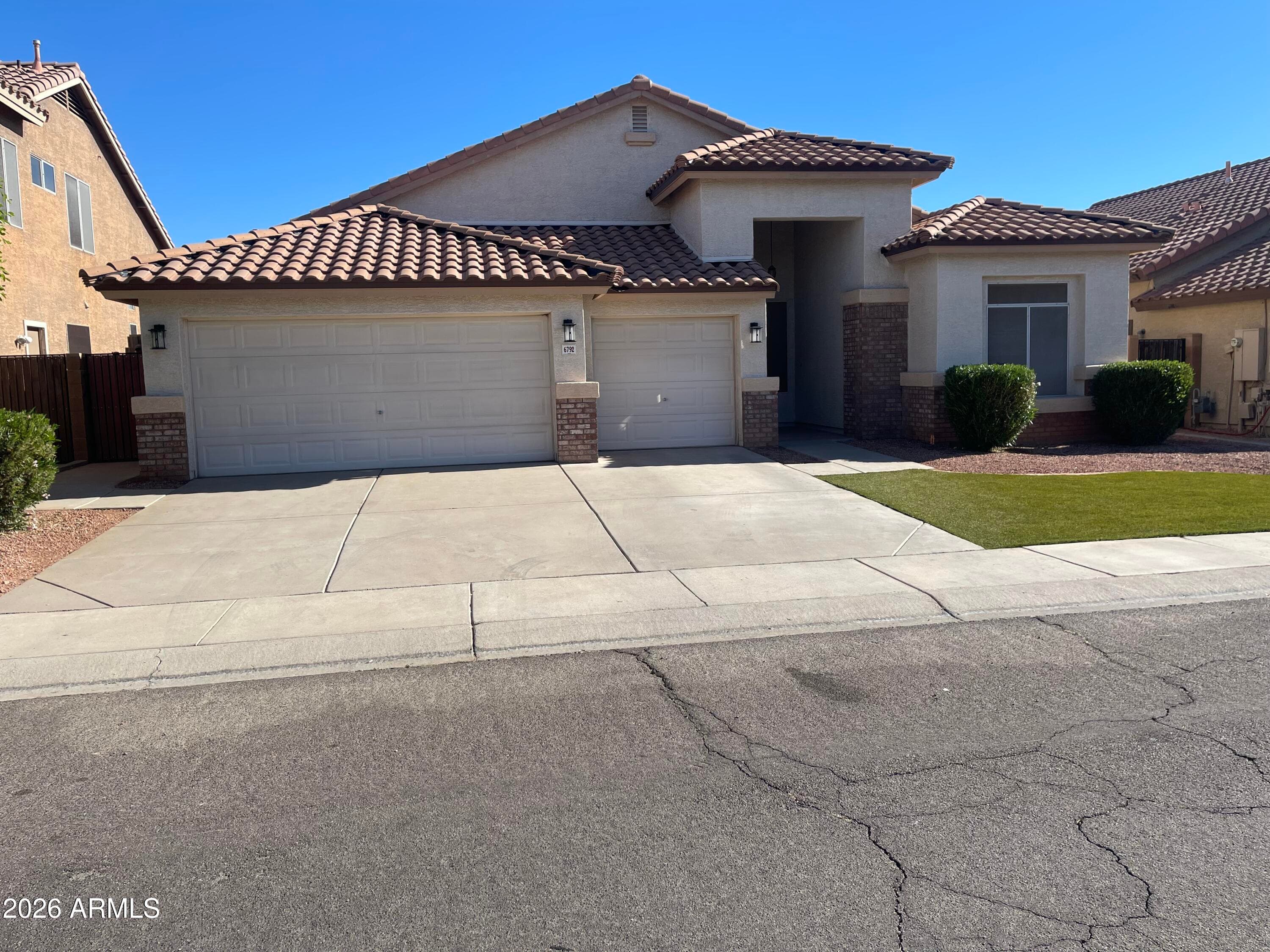 6792 W Linda Ln — photo 2