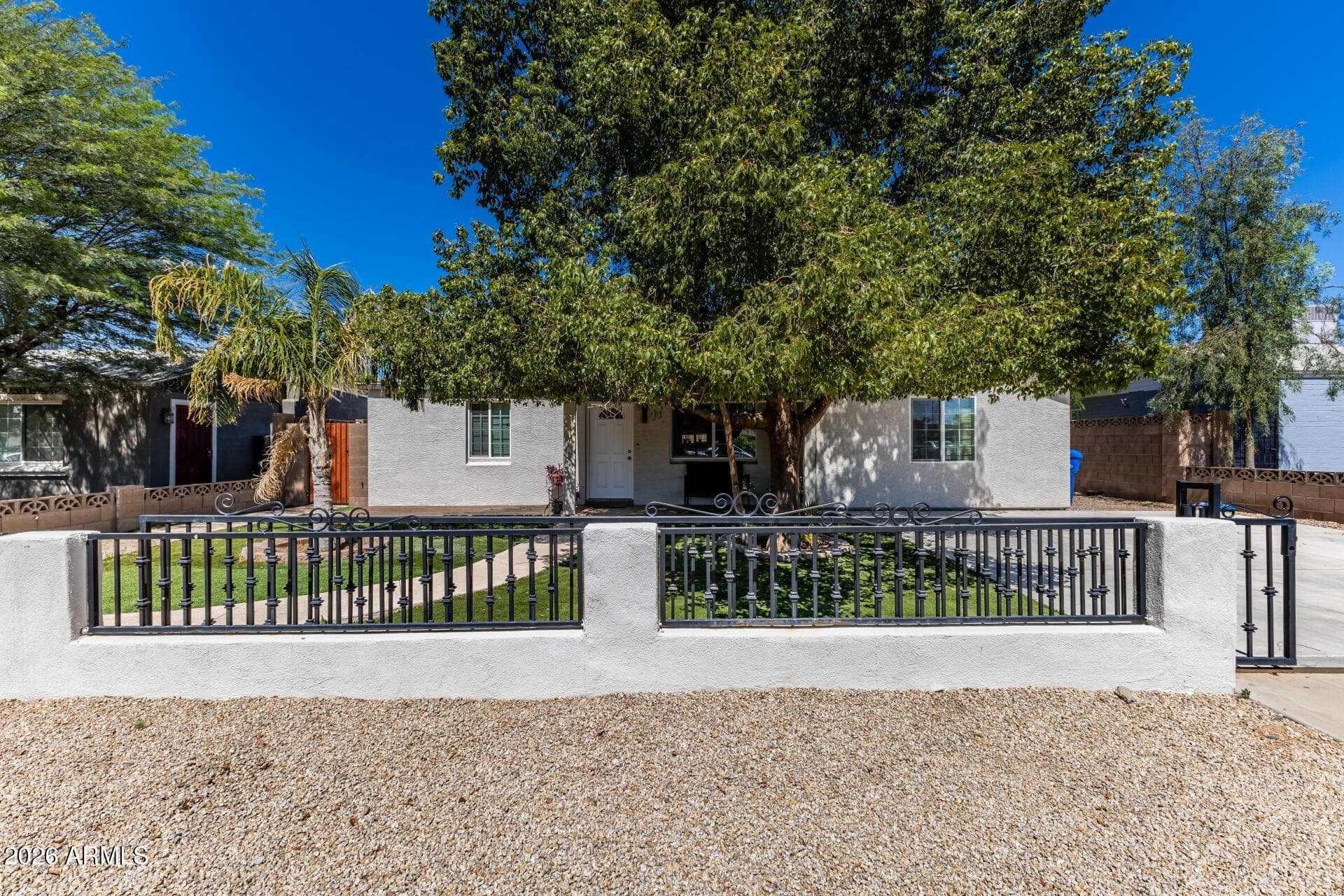 1136 E Sunnyslope Ln — photo 2