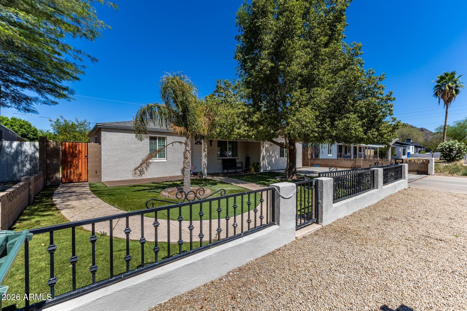 1136 E Sunnyslope Ln — photo 1
