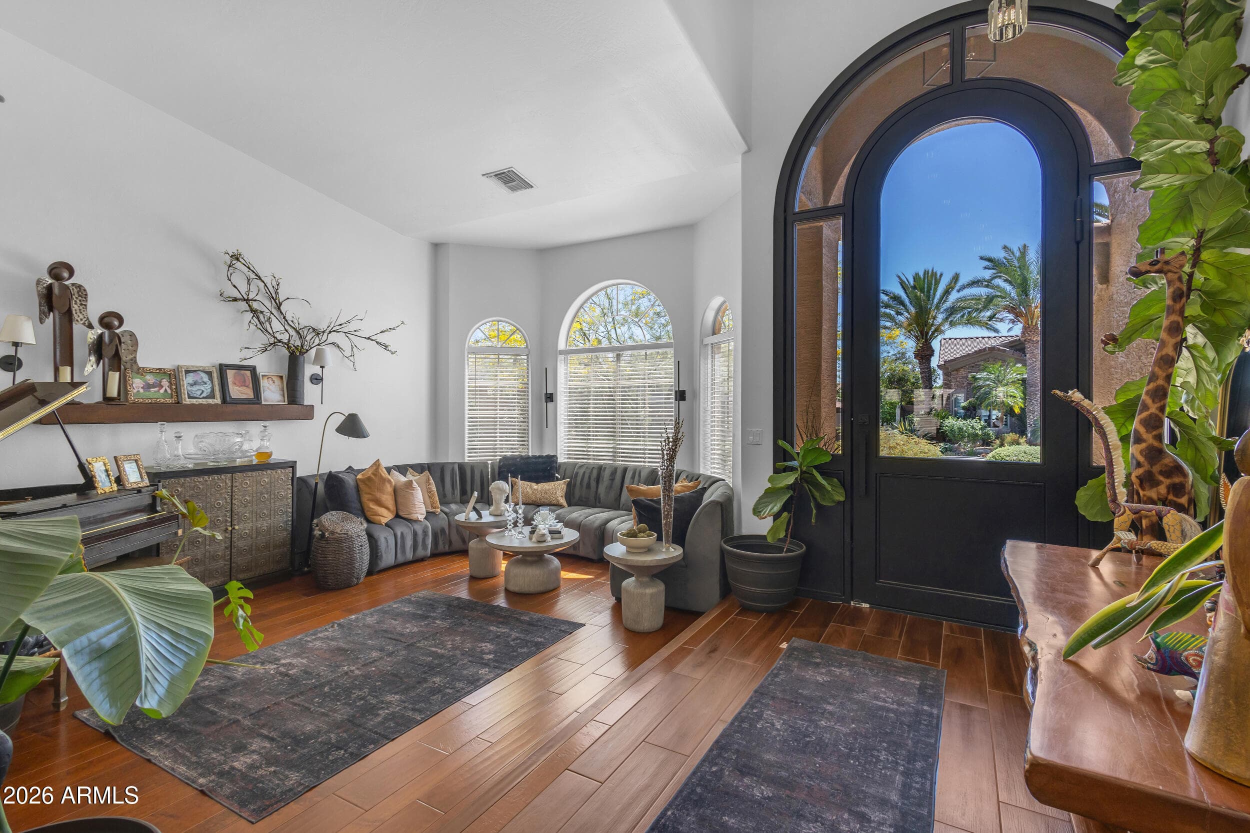1916 E Claire Dr — photo 2