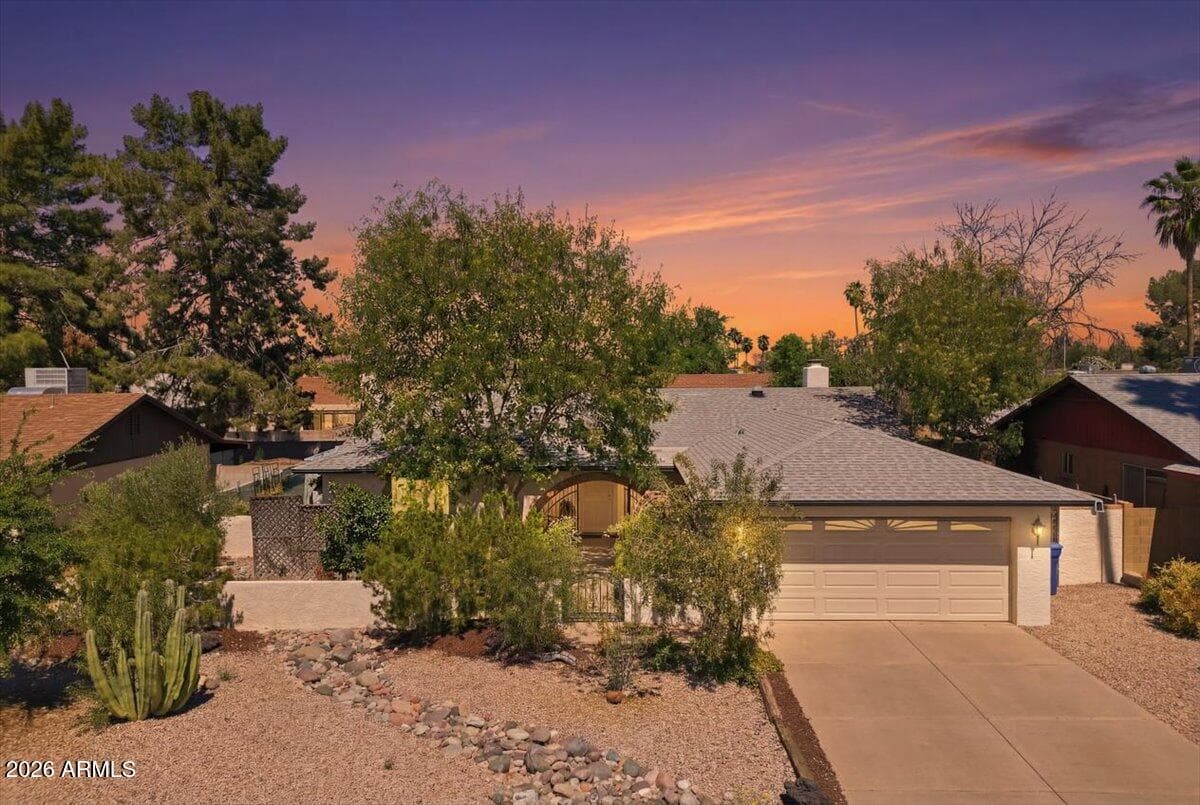 1208 W Loughlin Dr — photo 1