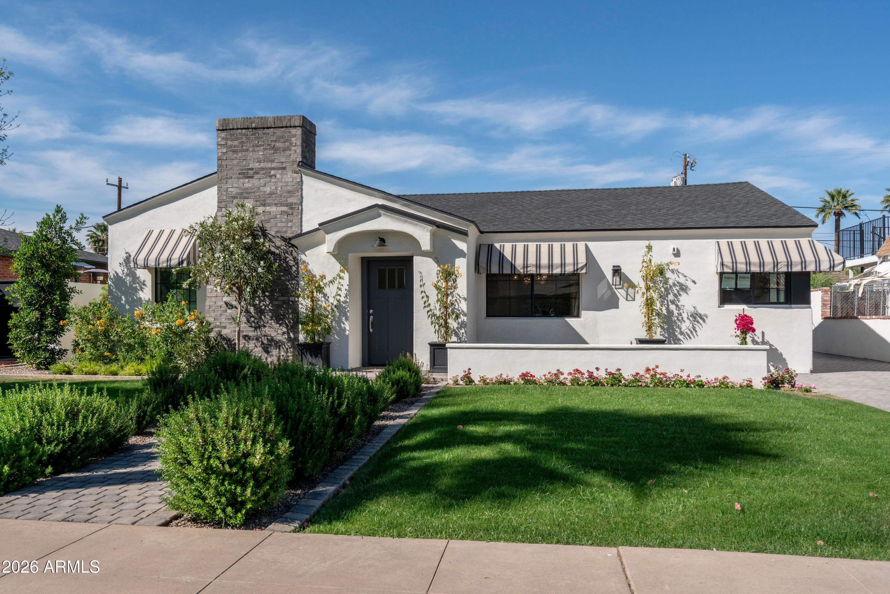 518 W Holly St — photo 1