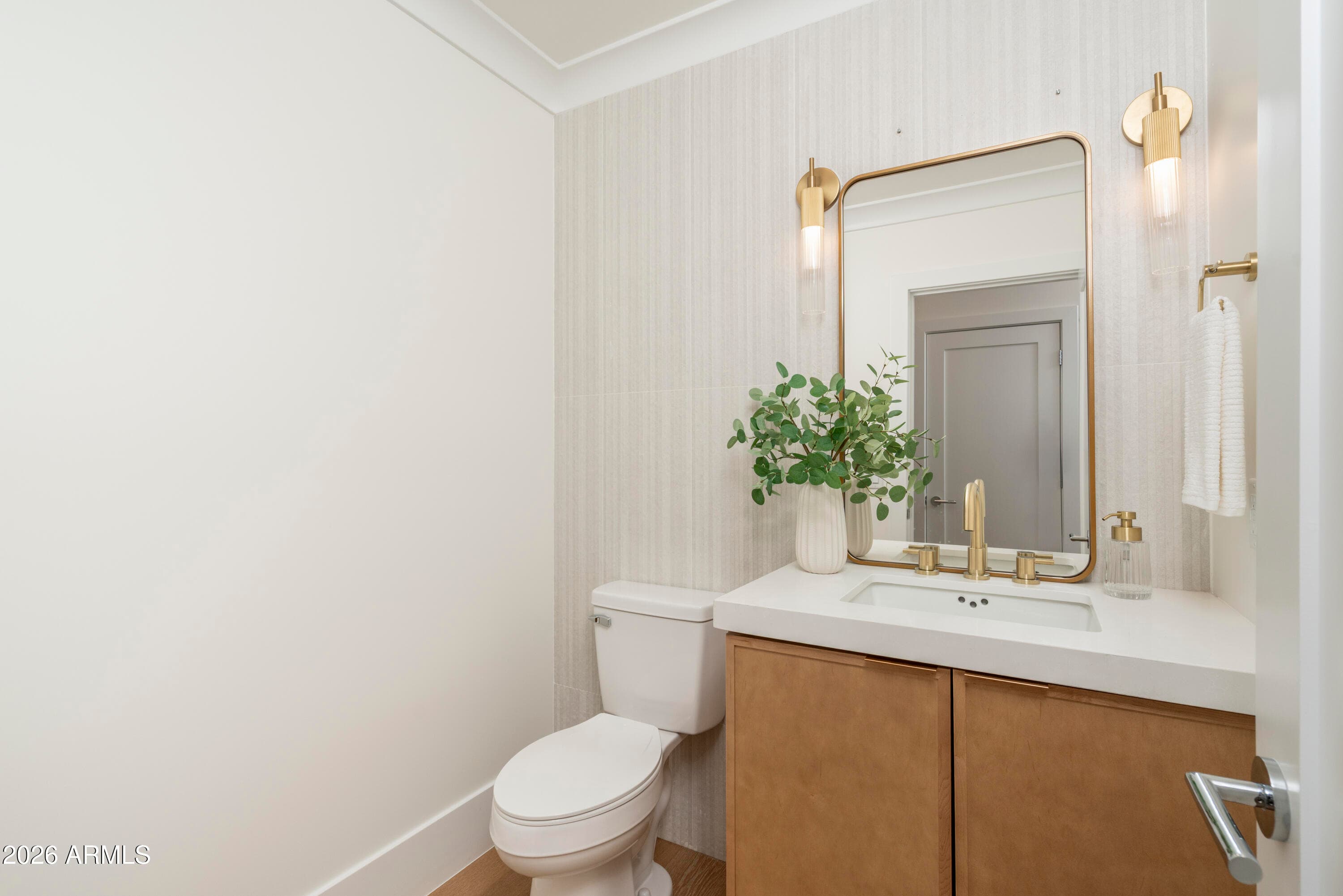 518 W Holly St — photo 34