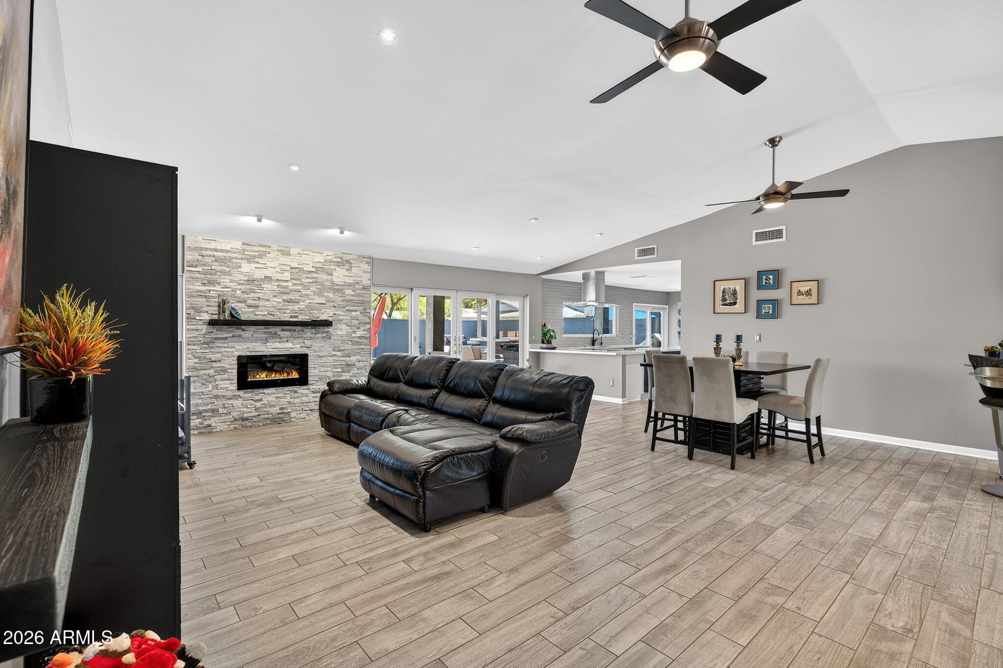 2249 E Mercer Ln — photo 2