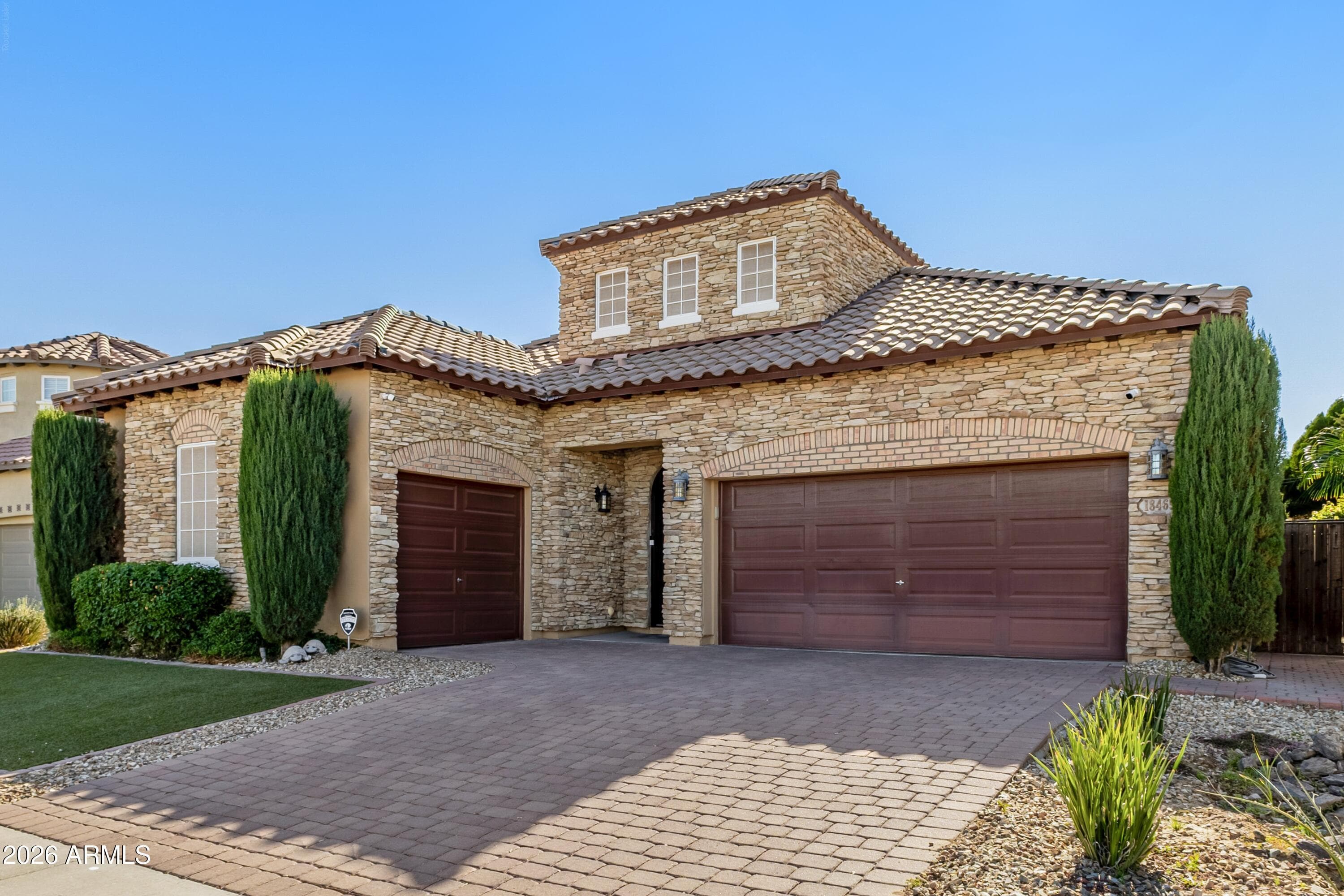 18465 W Sunnyslope Ln — photo 2