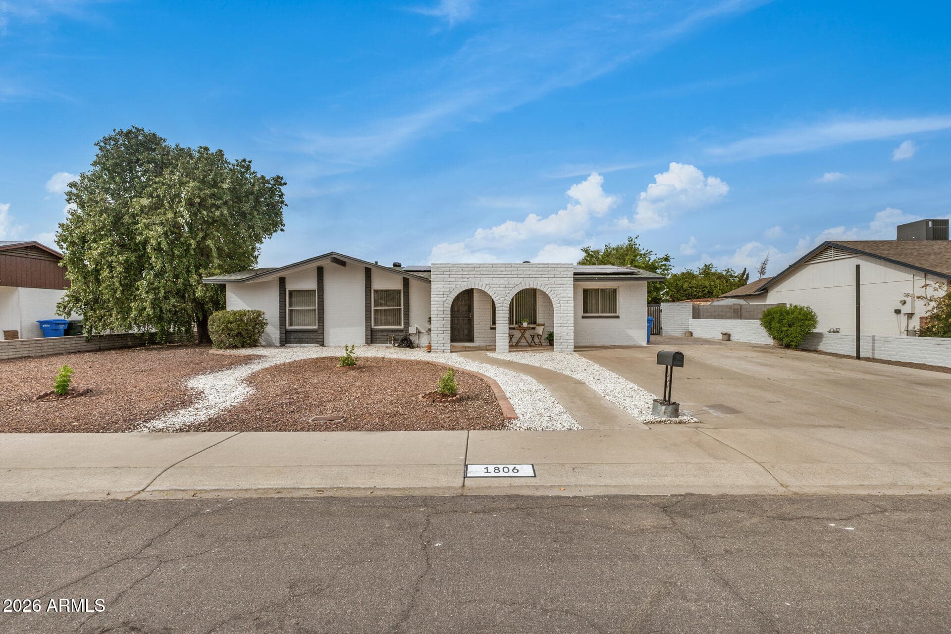 1806 W Kerry Ln — photo 1