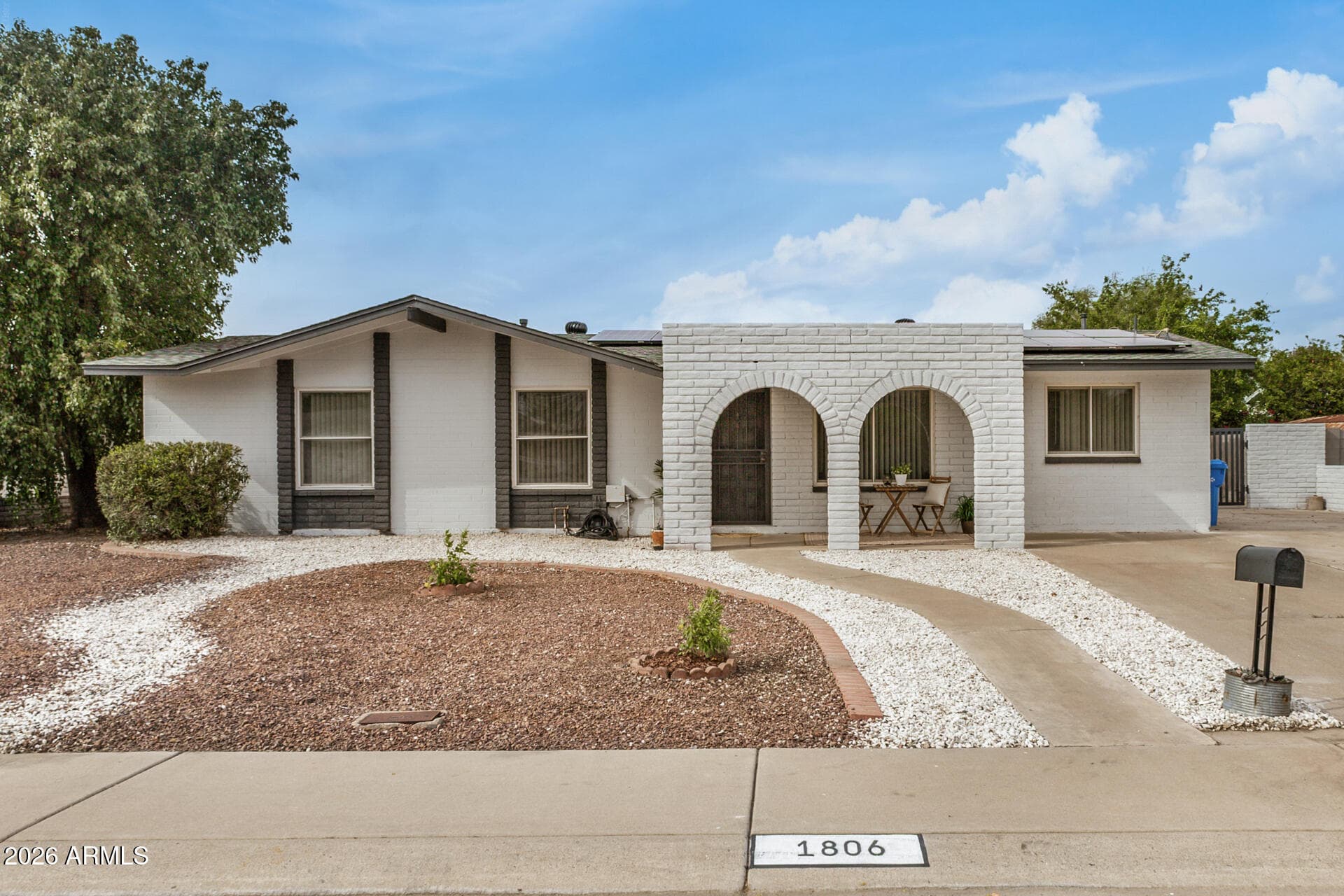1806 W Kerry Ln — photo 2