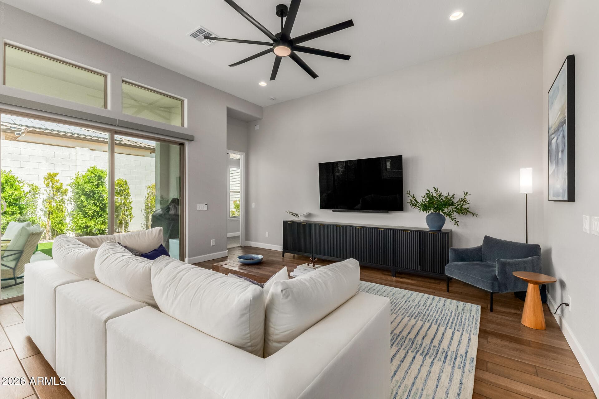 1926 W Holden Dr — photo 2