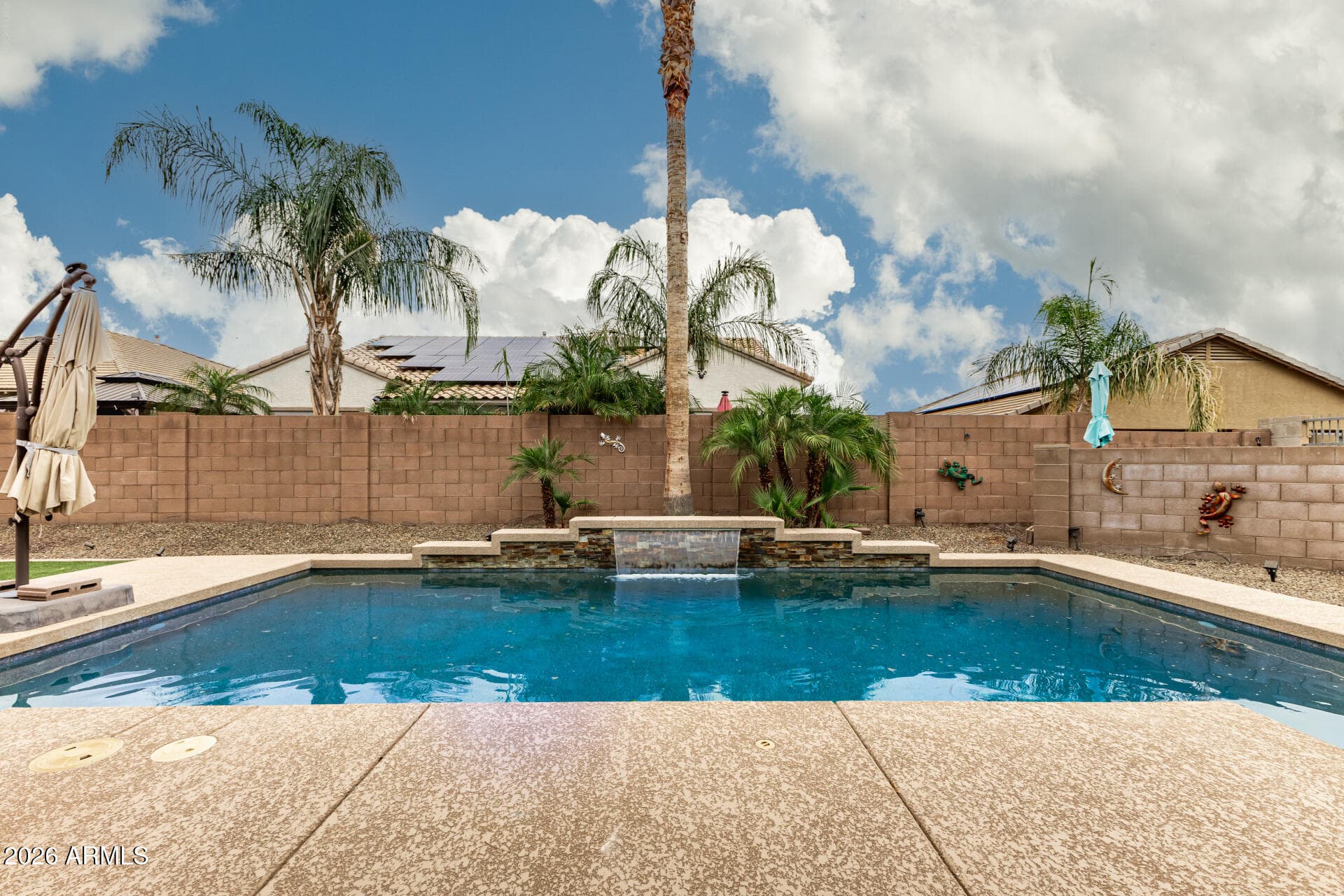 18456 W Paradise Ln — photo 2