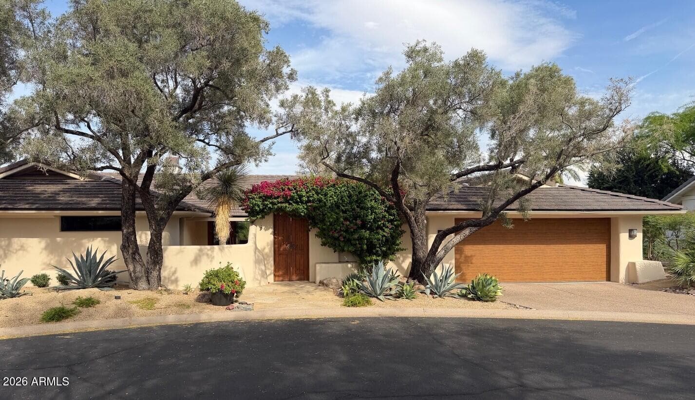 5635 E Lincoln Dr 10 — photo 2