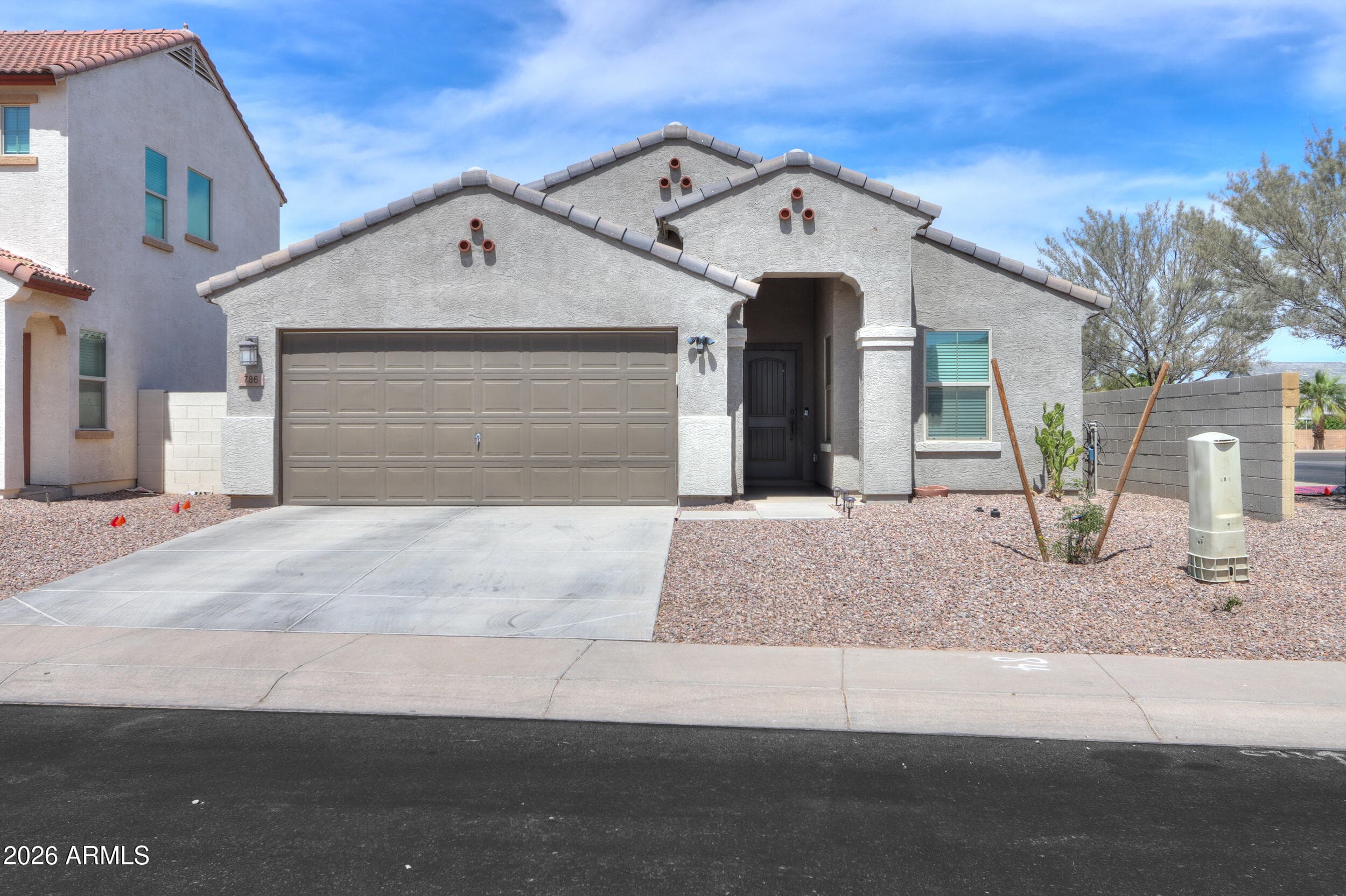 786 W Kingman Dr — photo 1