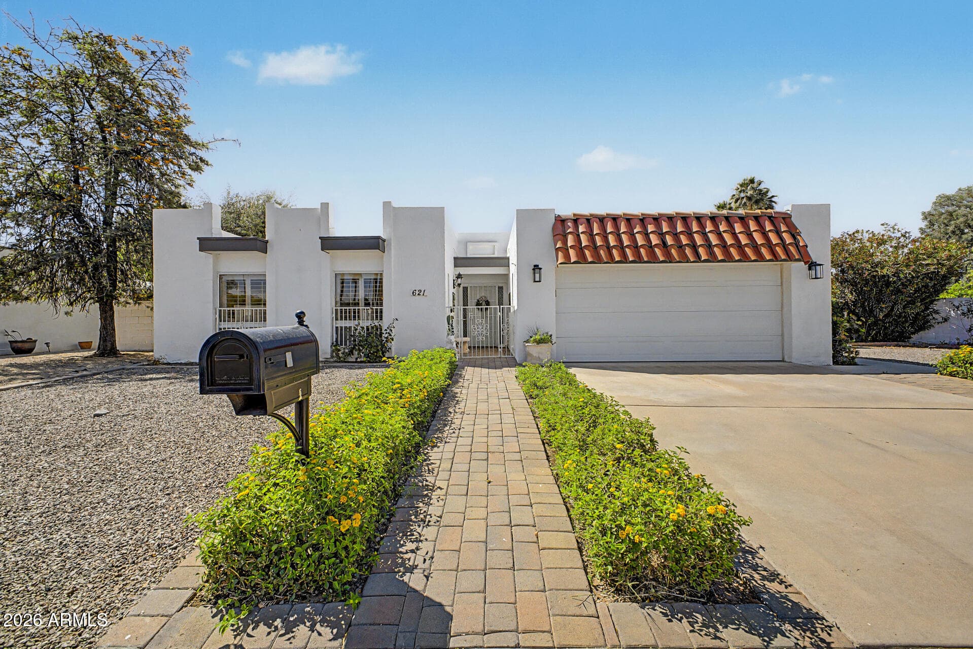 621 E Calavar Rd — photo 1