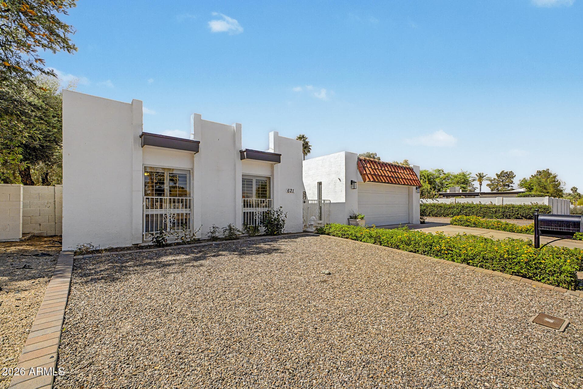 621 E Calavar Rd — photo 2