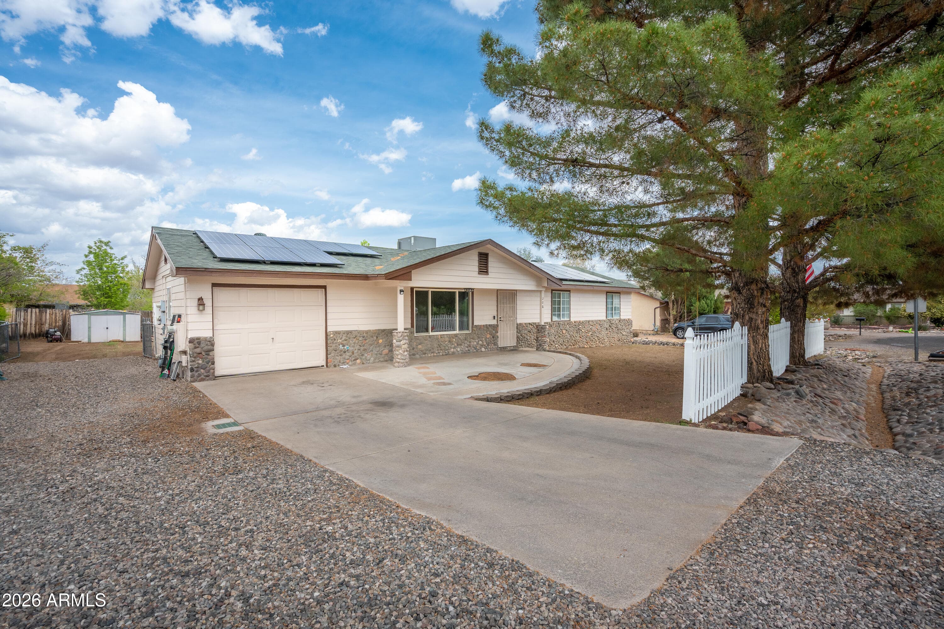 208 W Whipple Dr — photo 1