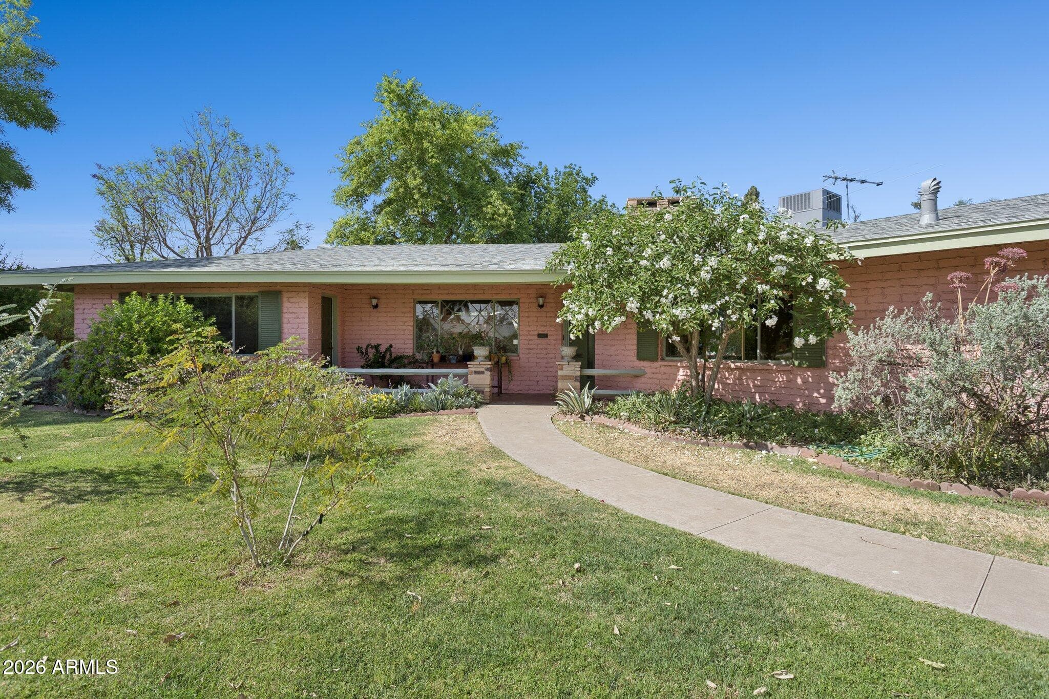 1228 E Tuckey Ln — photo 1