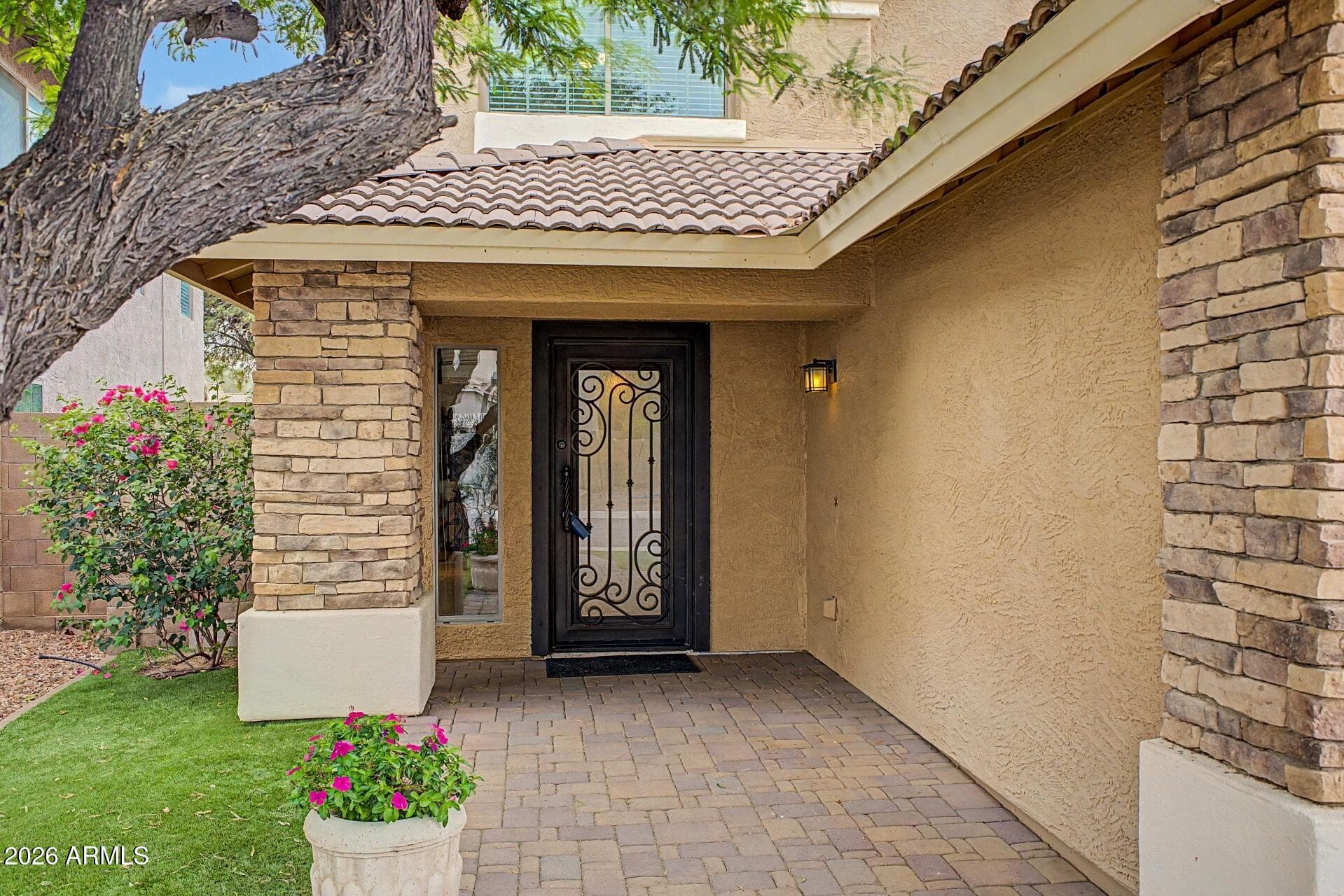 2227 E Parkside Ln — photo 2