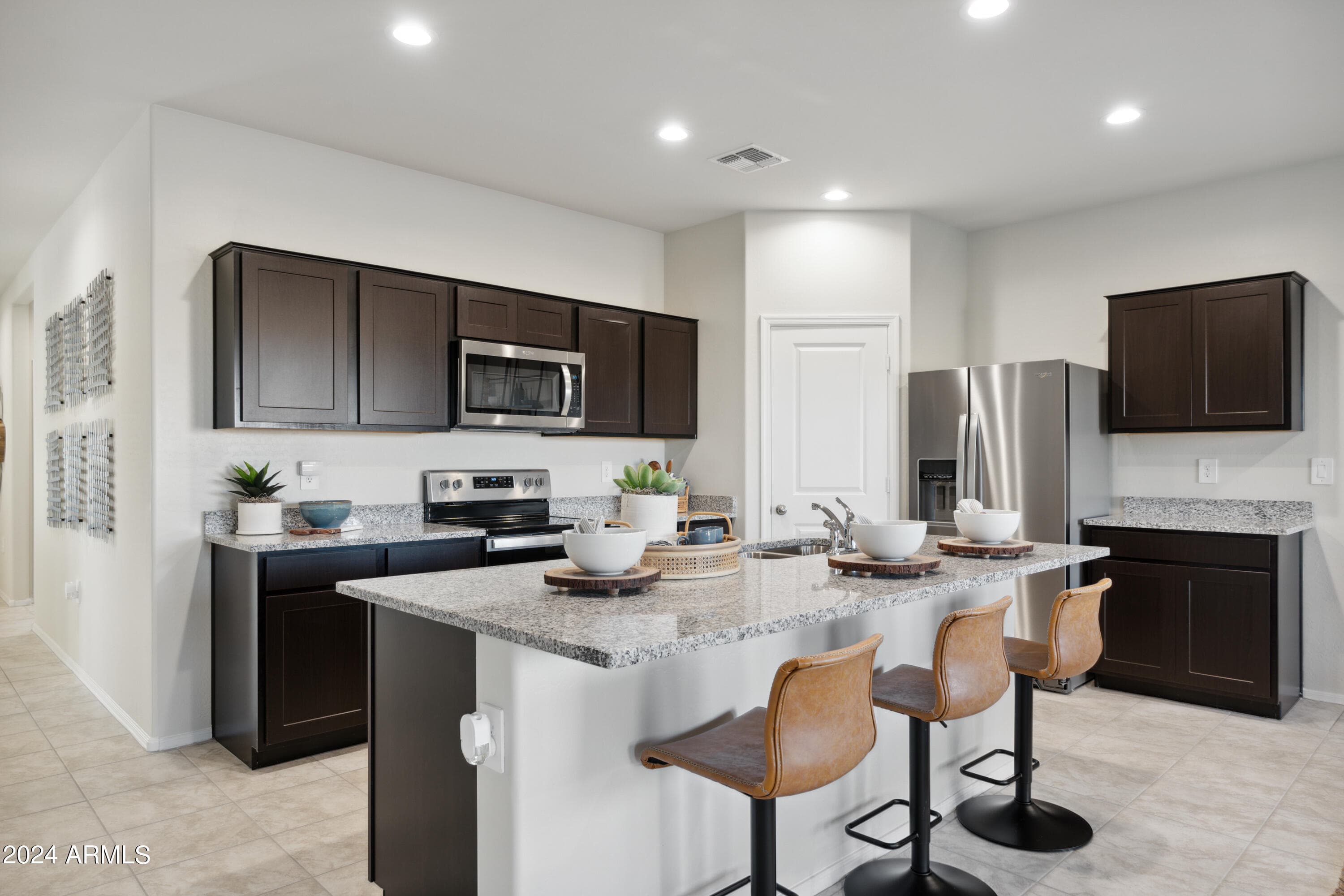 601 W BUNKER HILL ST - Photo 3