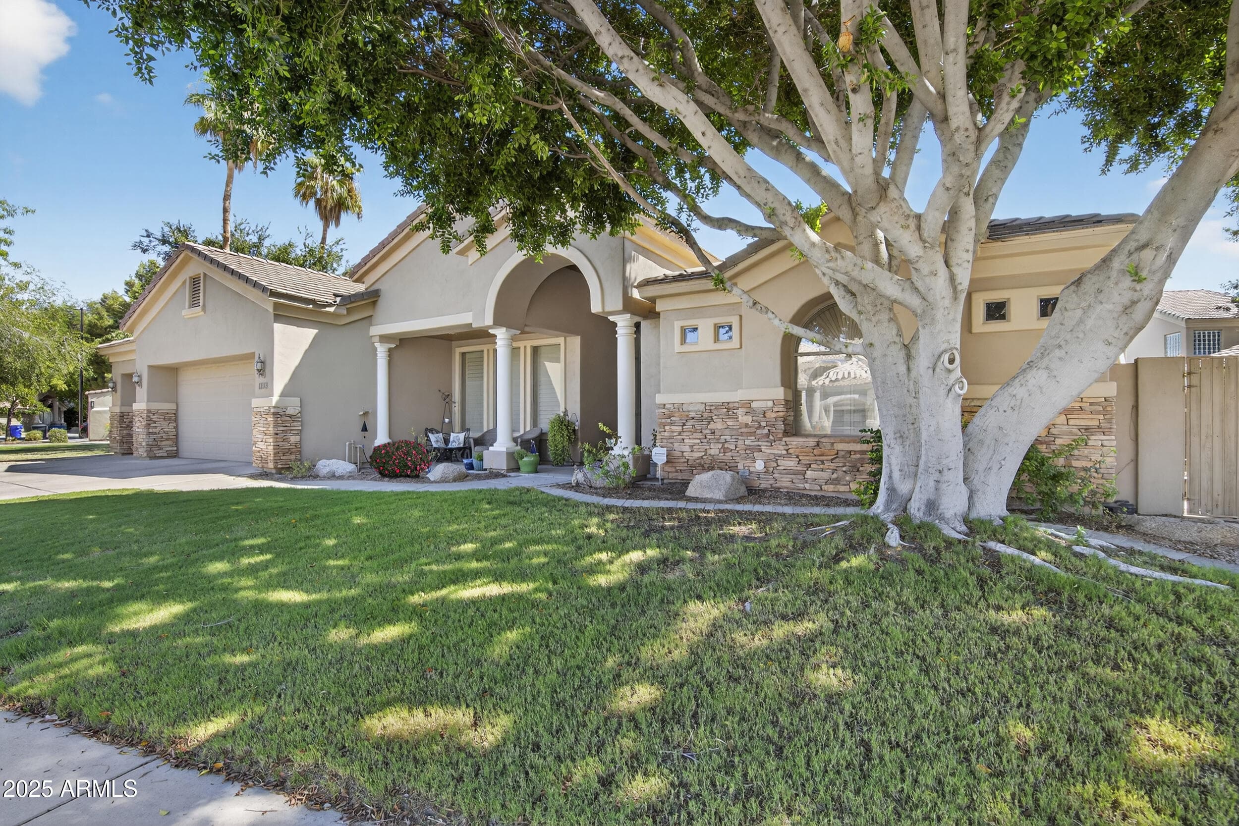 1333 N Cliffside Dr — photo 2