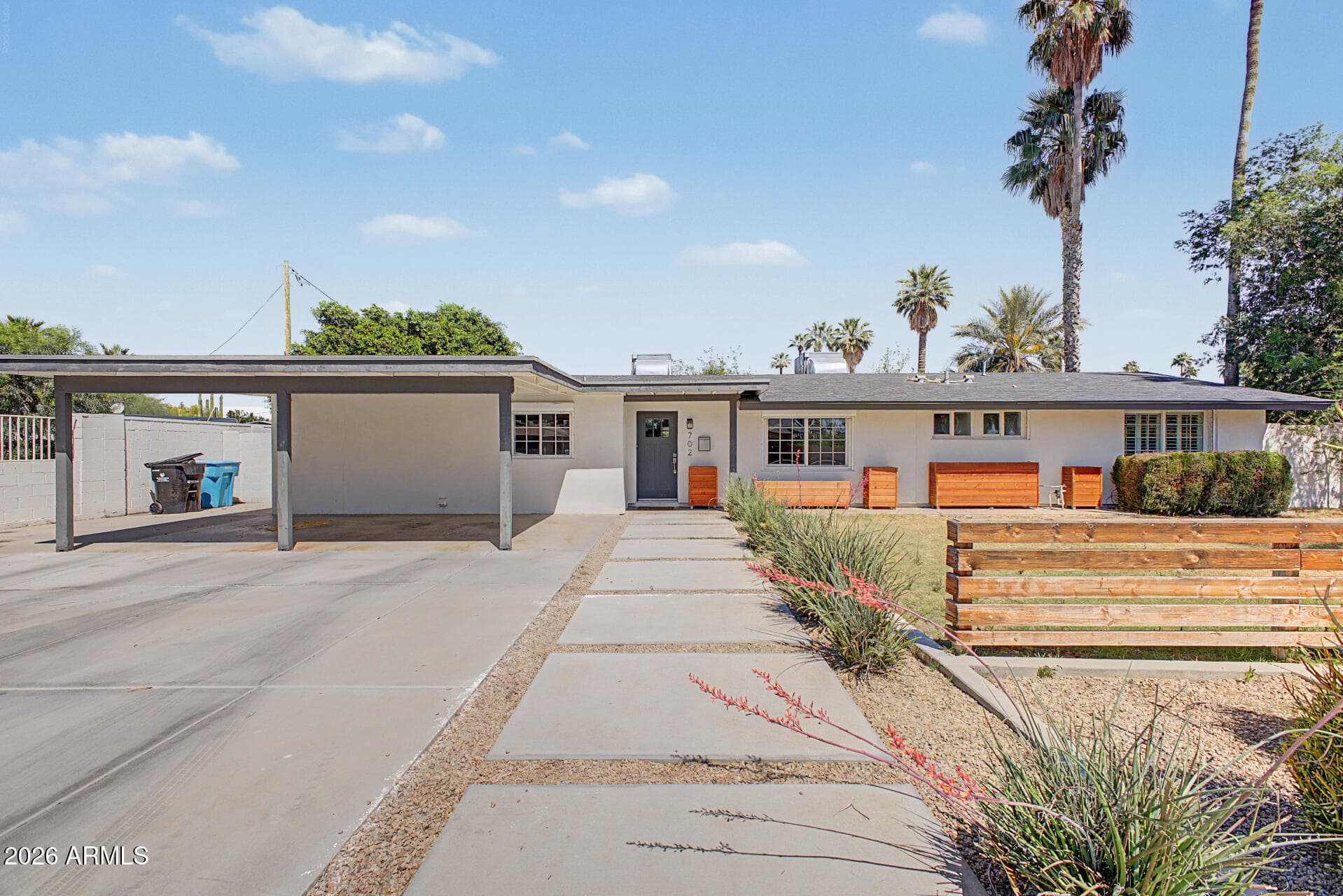 702 W Rose Ln — photo 1