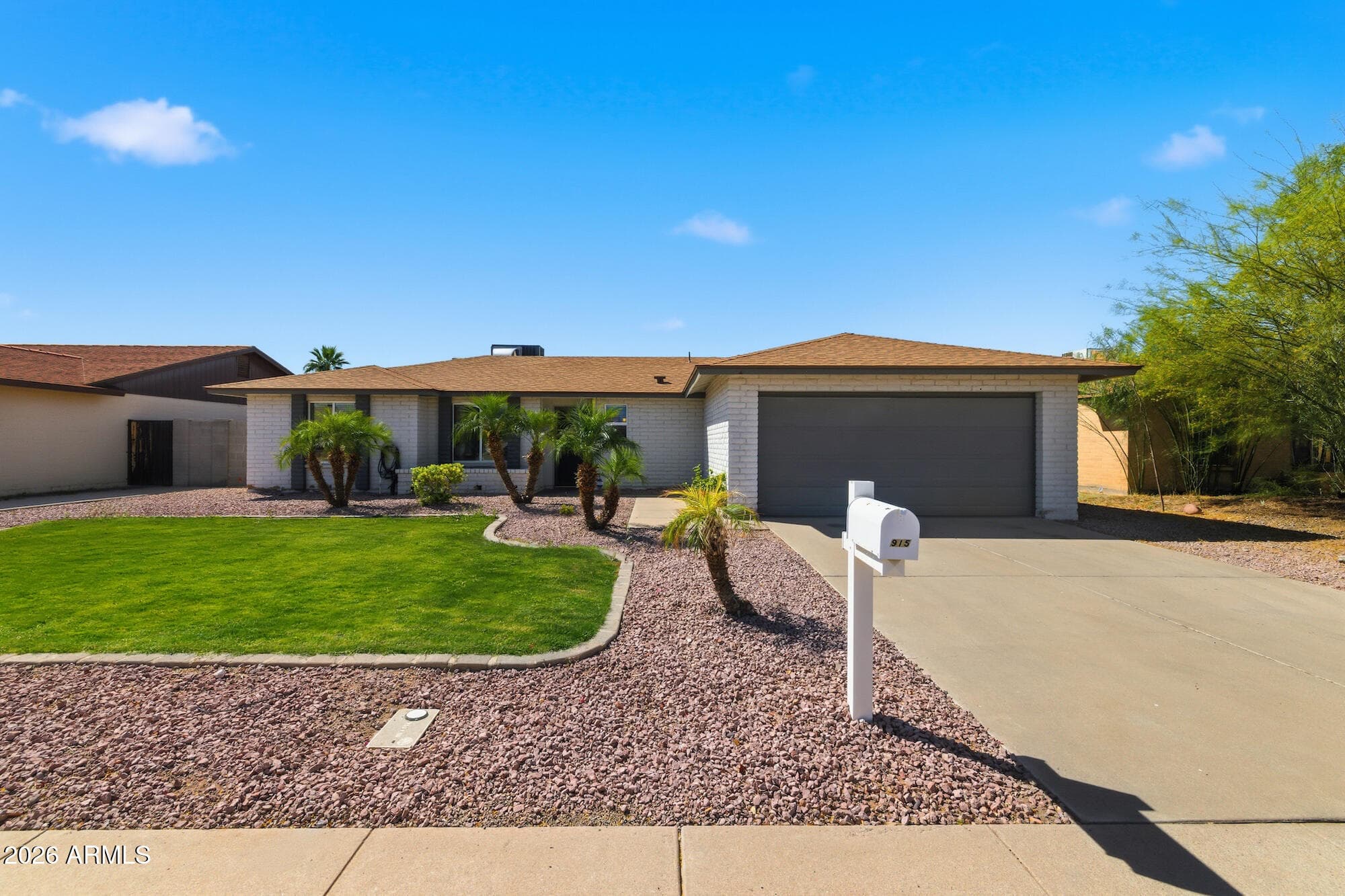 915 W Loughlin Dr — photo 1