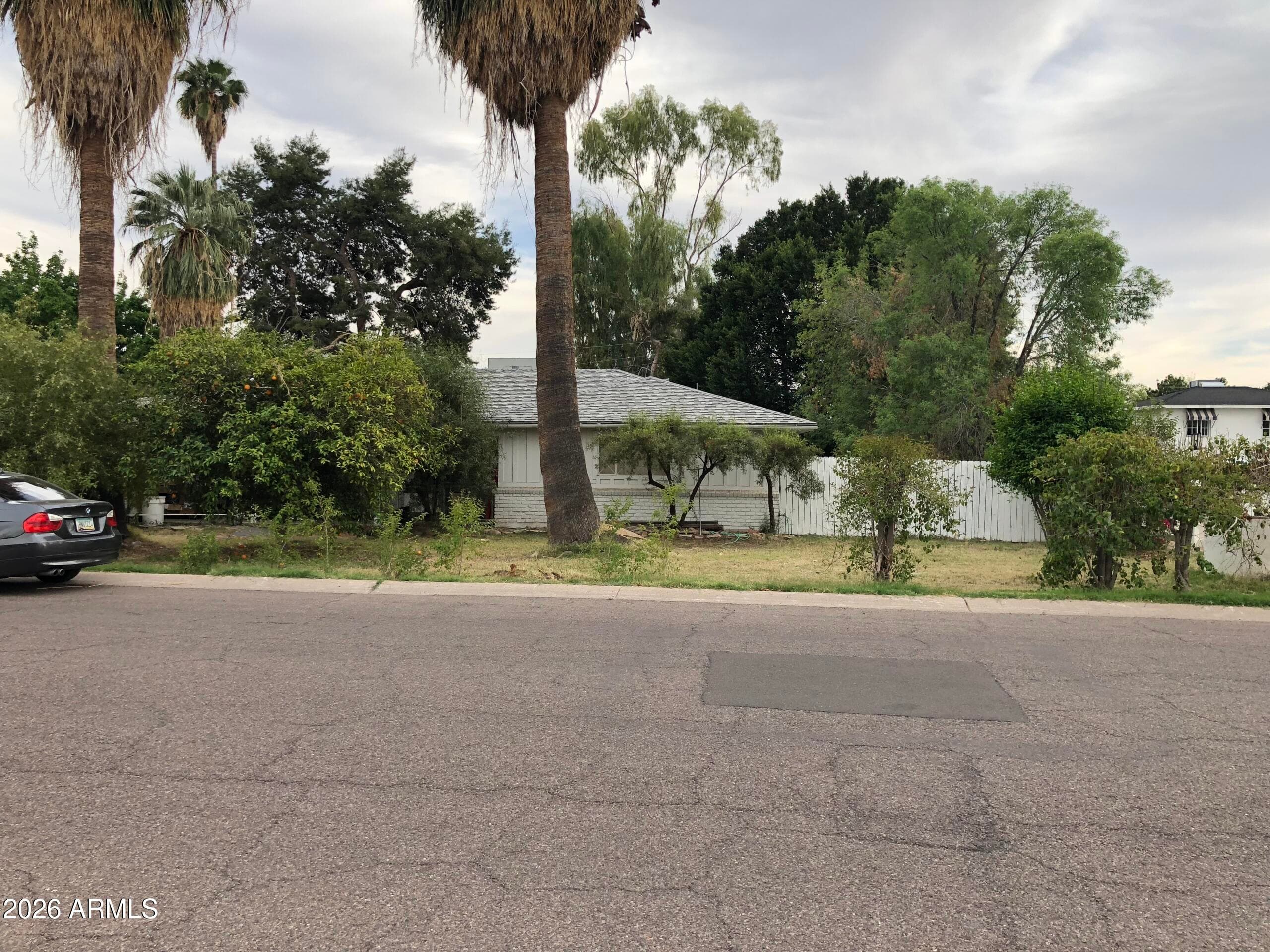 323 E Rose Ln — photo 1