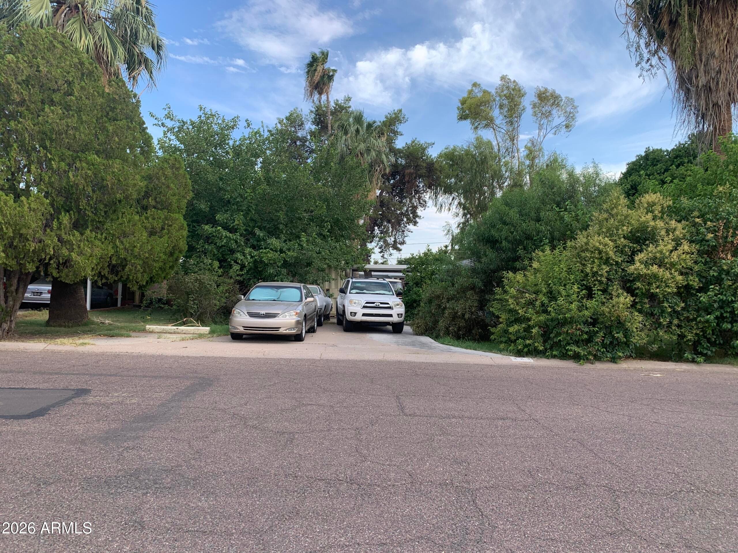 323 E Rose Ln — photo 2