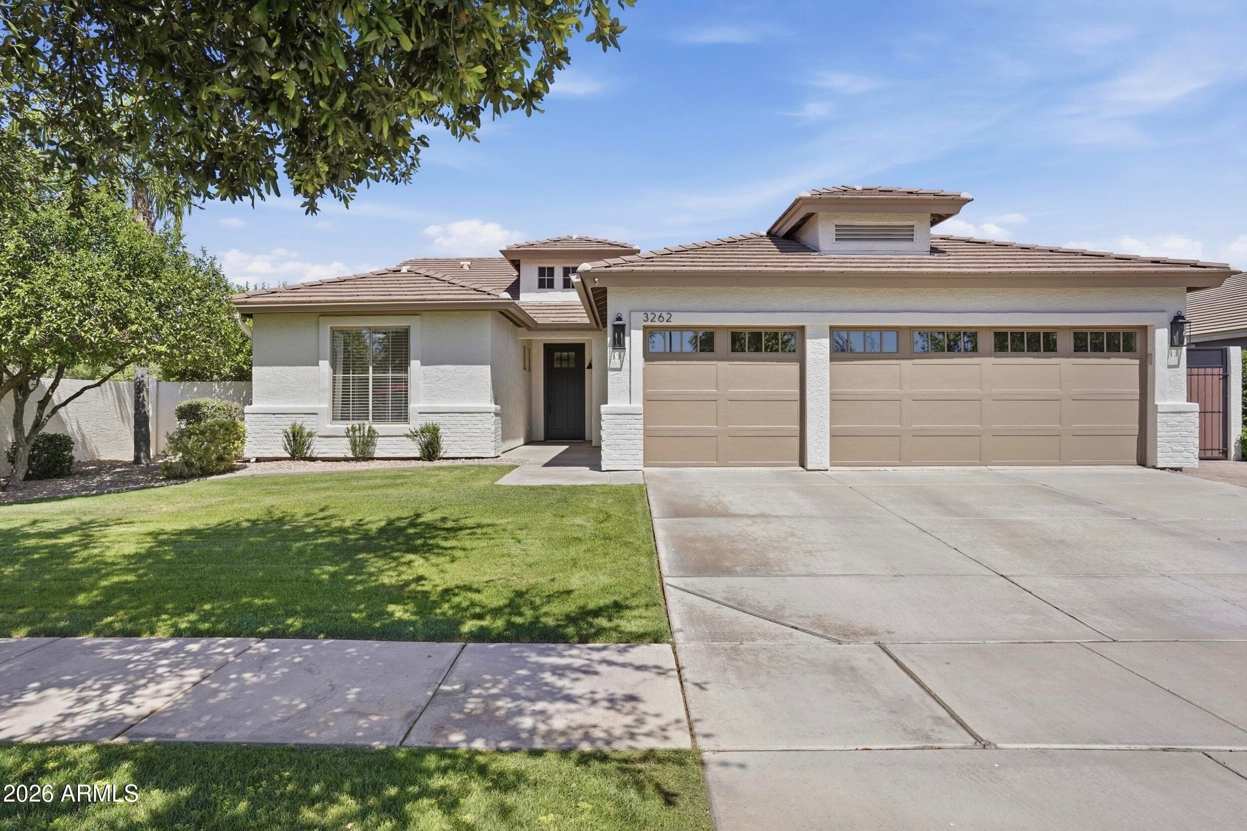3262 E Cotton Ln — photo 1
