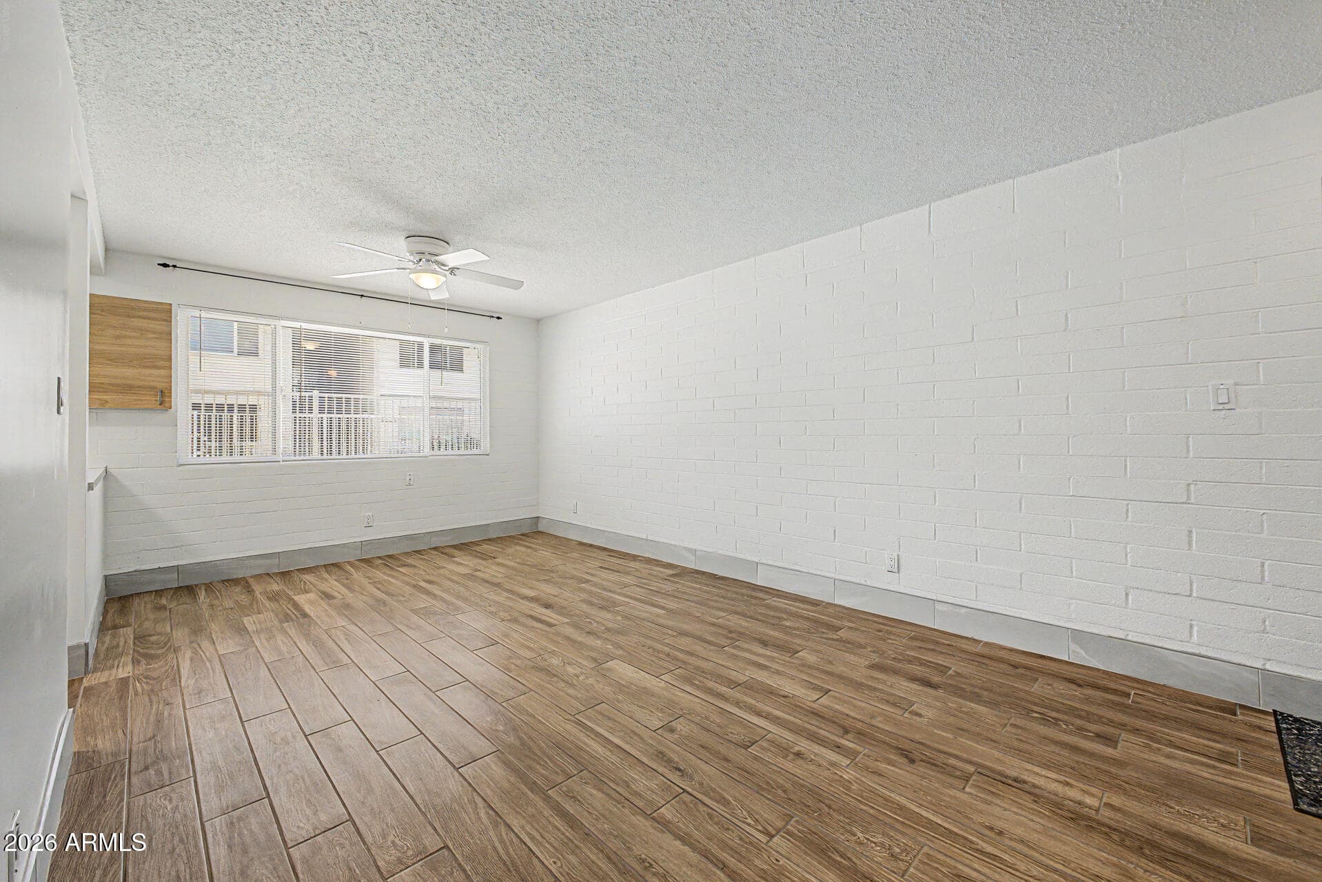 2633 W Rose Ln B114 — photo 2