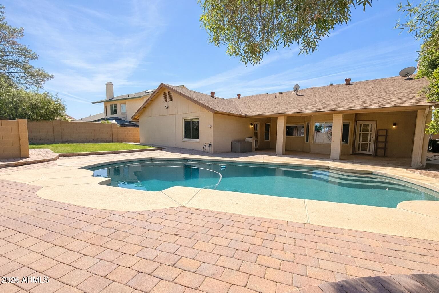 1906 E Caroline Ln — photo 1