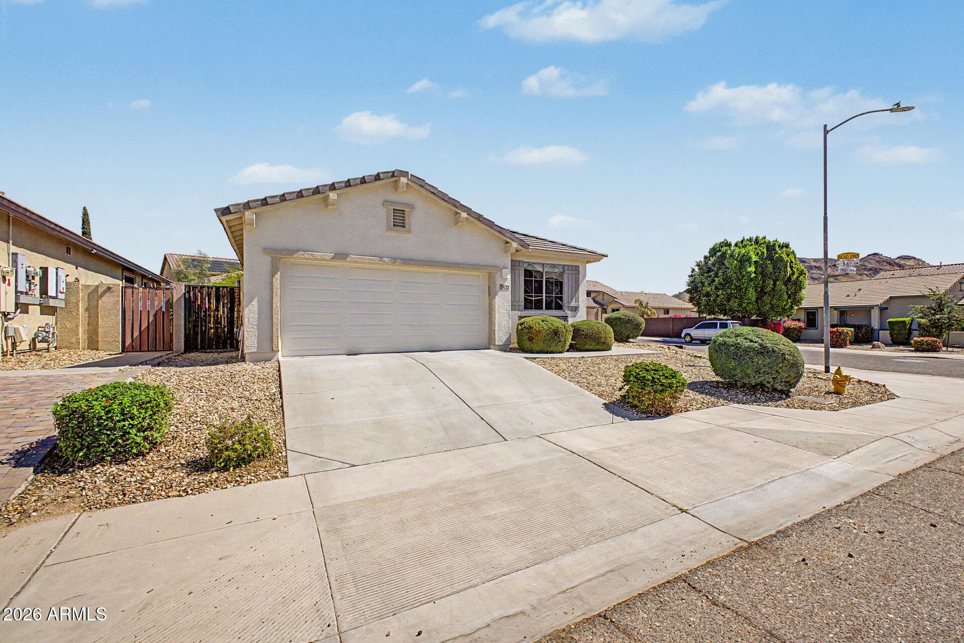 5422 W Straight Arrow Ln — photo 2