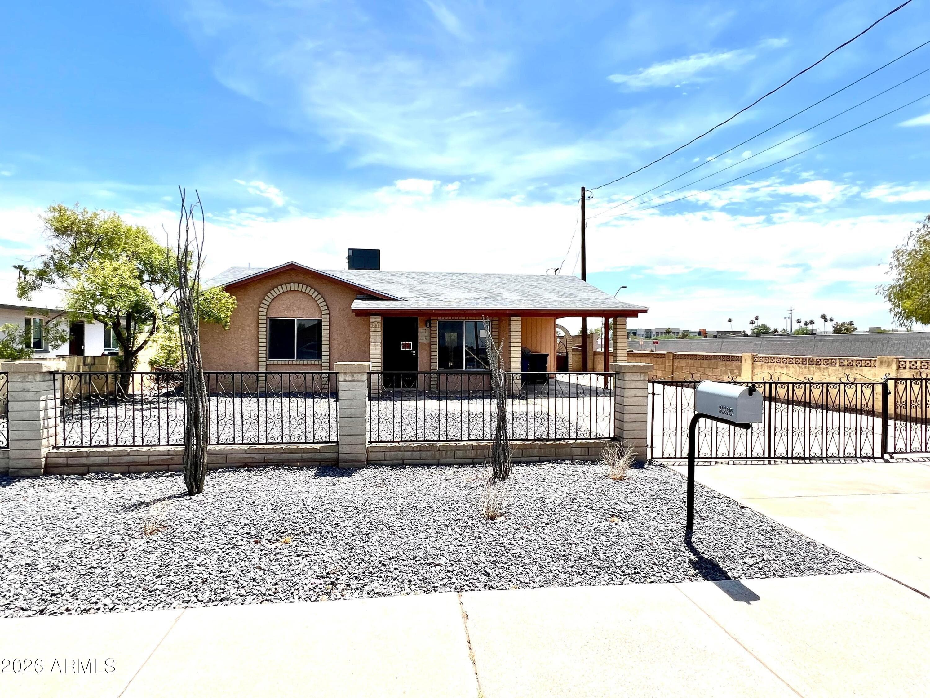 2235 E Victory Dr — photo 1