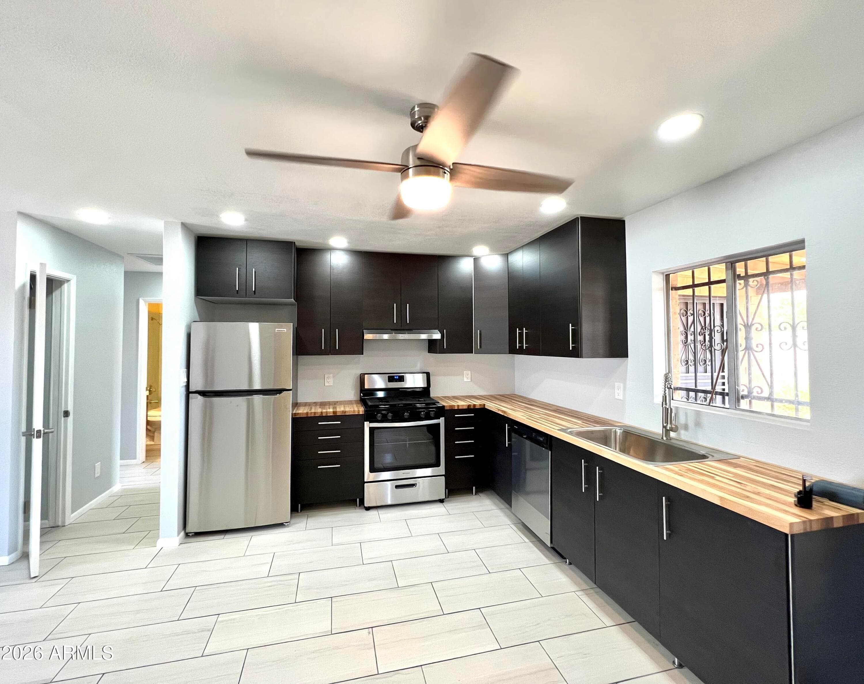 2235 E Victory Dr — photo 2