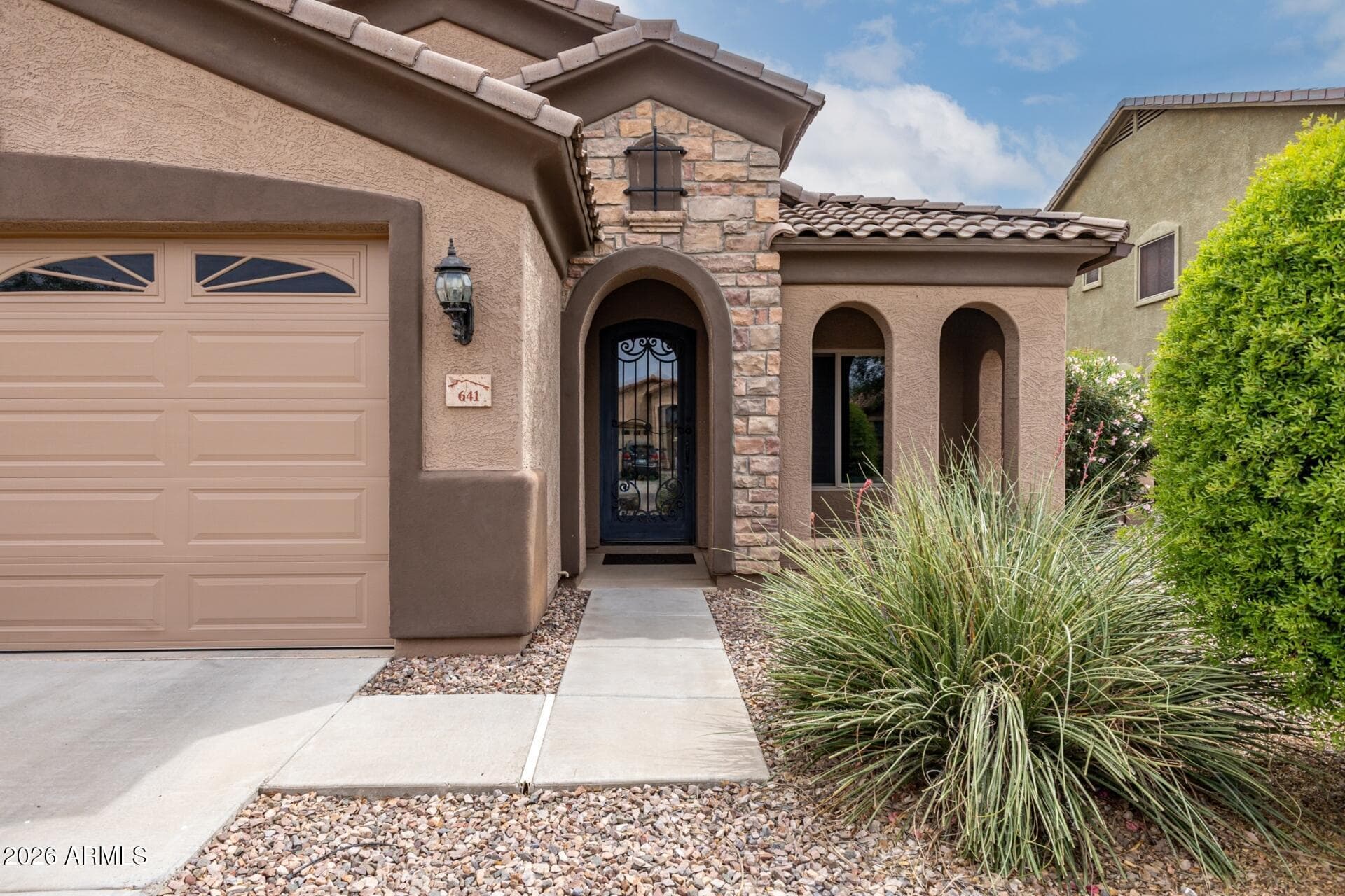 641 W Mesquite Tree Ln — photo 2