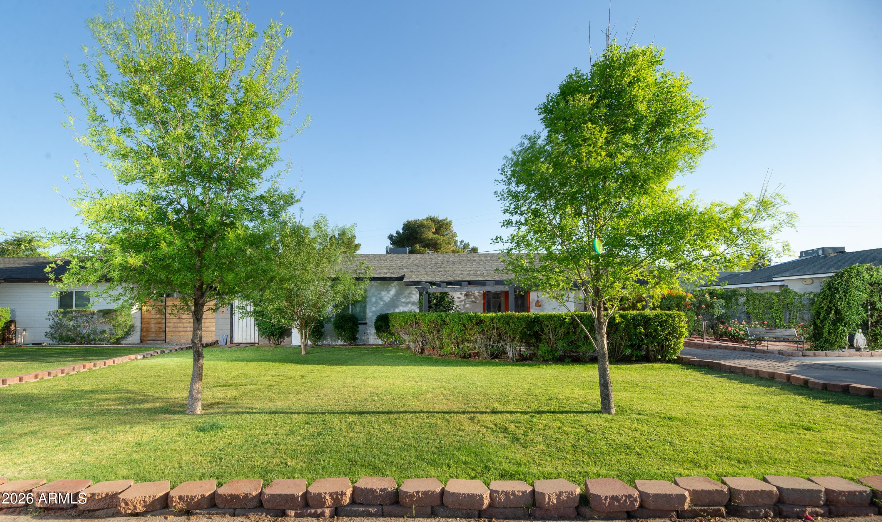 935 E Oregon Ave — photo 1