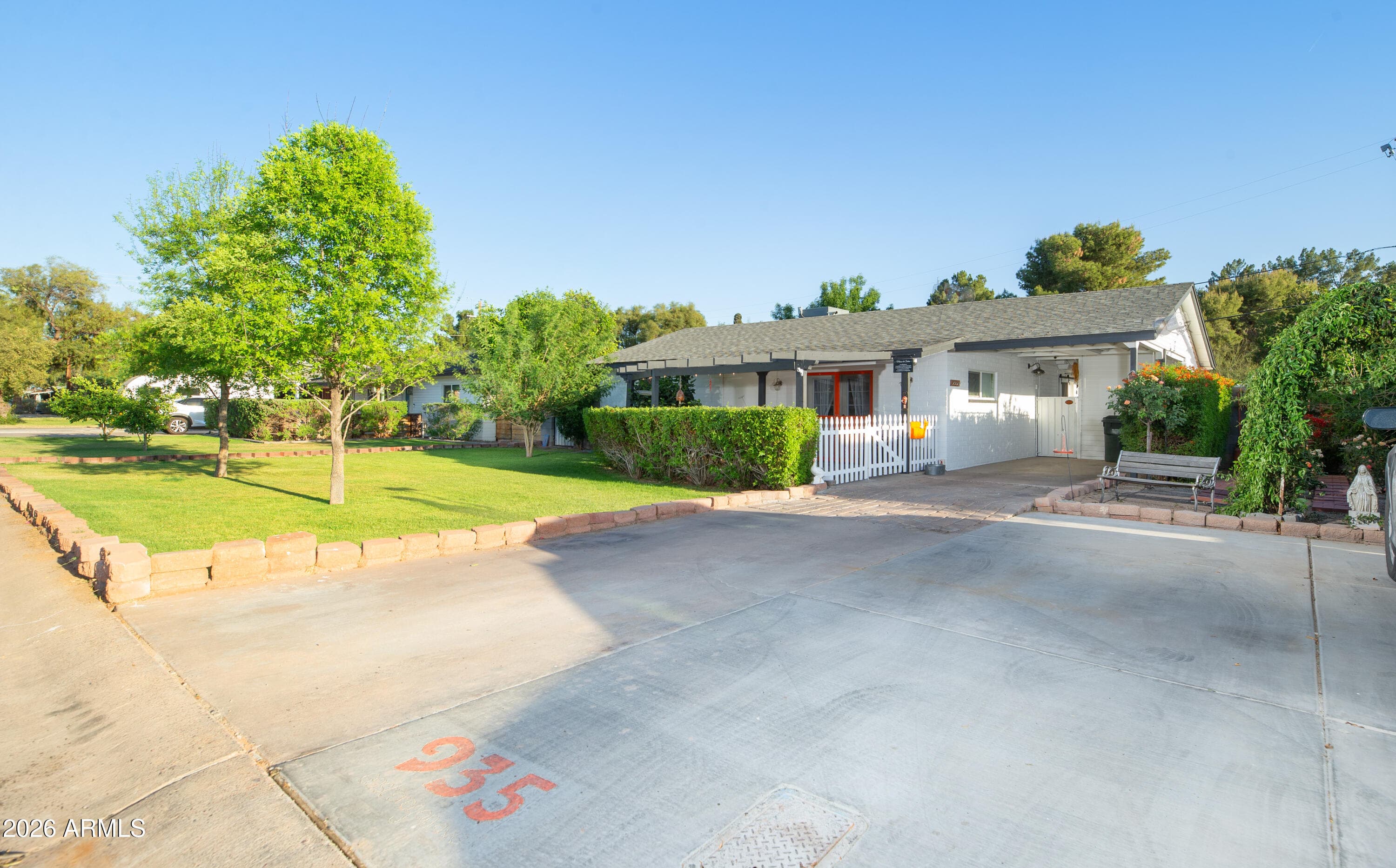 935 E Oregon Ave — photo 2