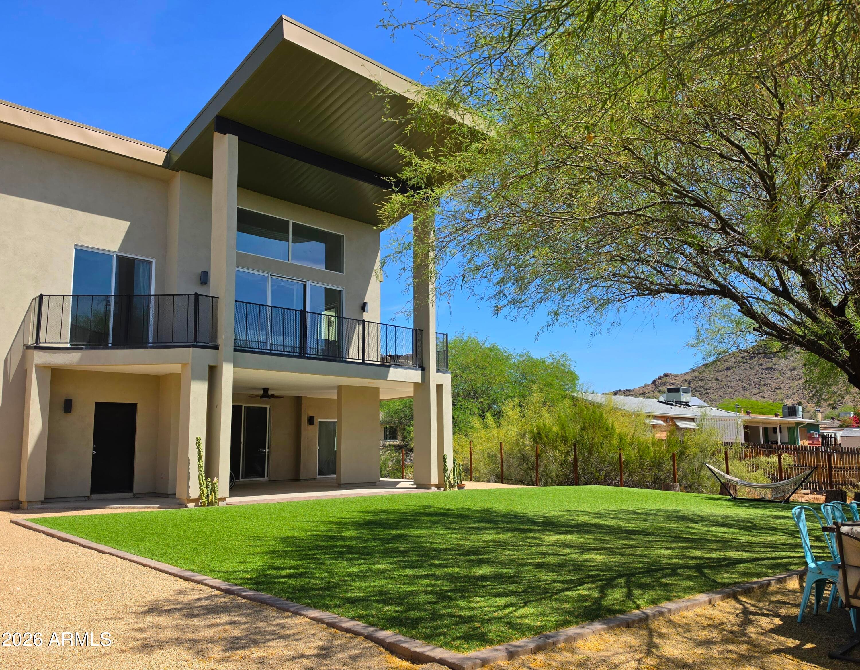 933 W Mercer Ln — photo 1