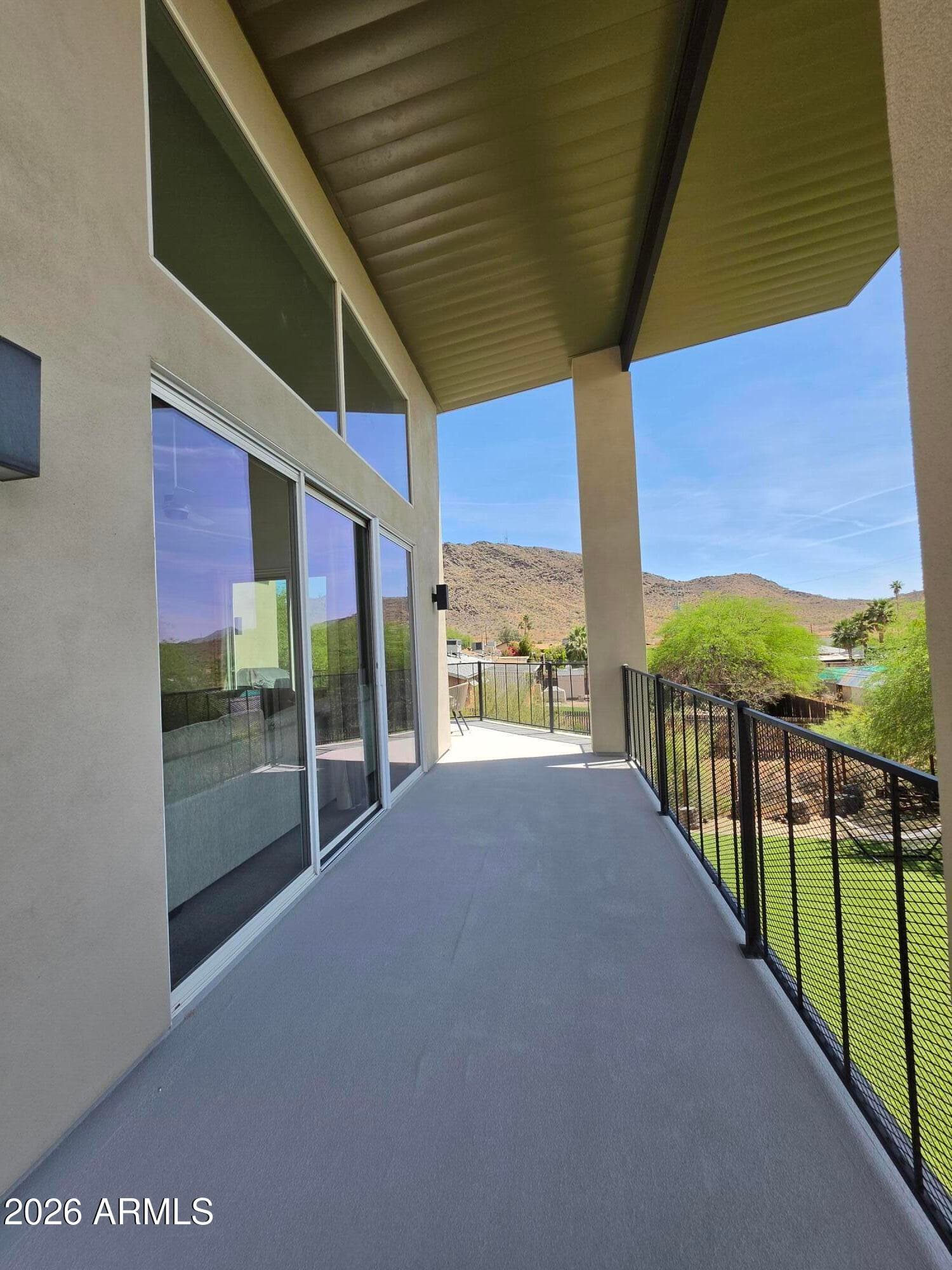 933 W Mercer Ln — photo 2